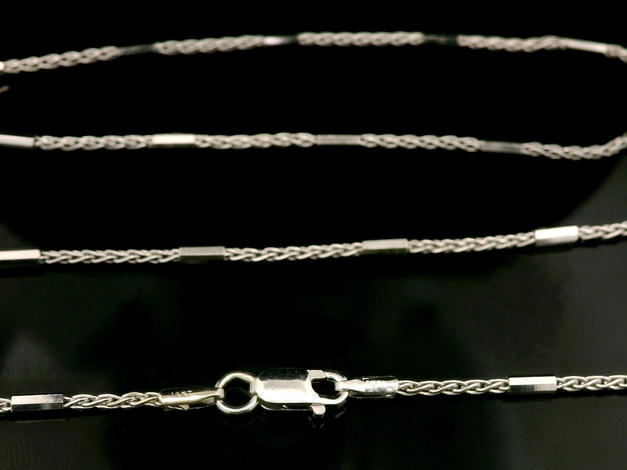 --Pierre(s) :...
(1) Diamant naturel véritable - taille ronde et brillante - serti - couleur G - pureté VS2 - 0,25 ct (approx.)
Poids total en carats : 0,25 (environ)

MATERIAL : Chaîne en or blanc 14k massif et pendentif en or blanc 18k
Poids :