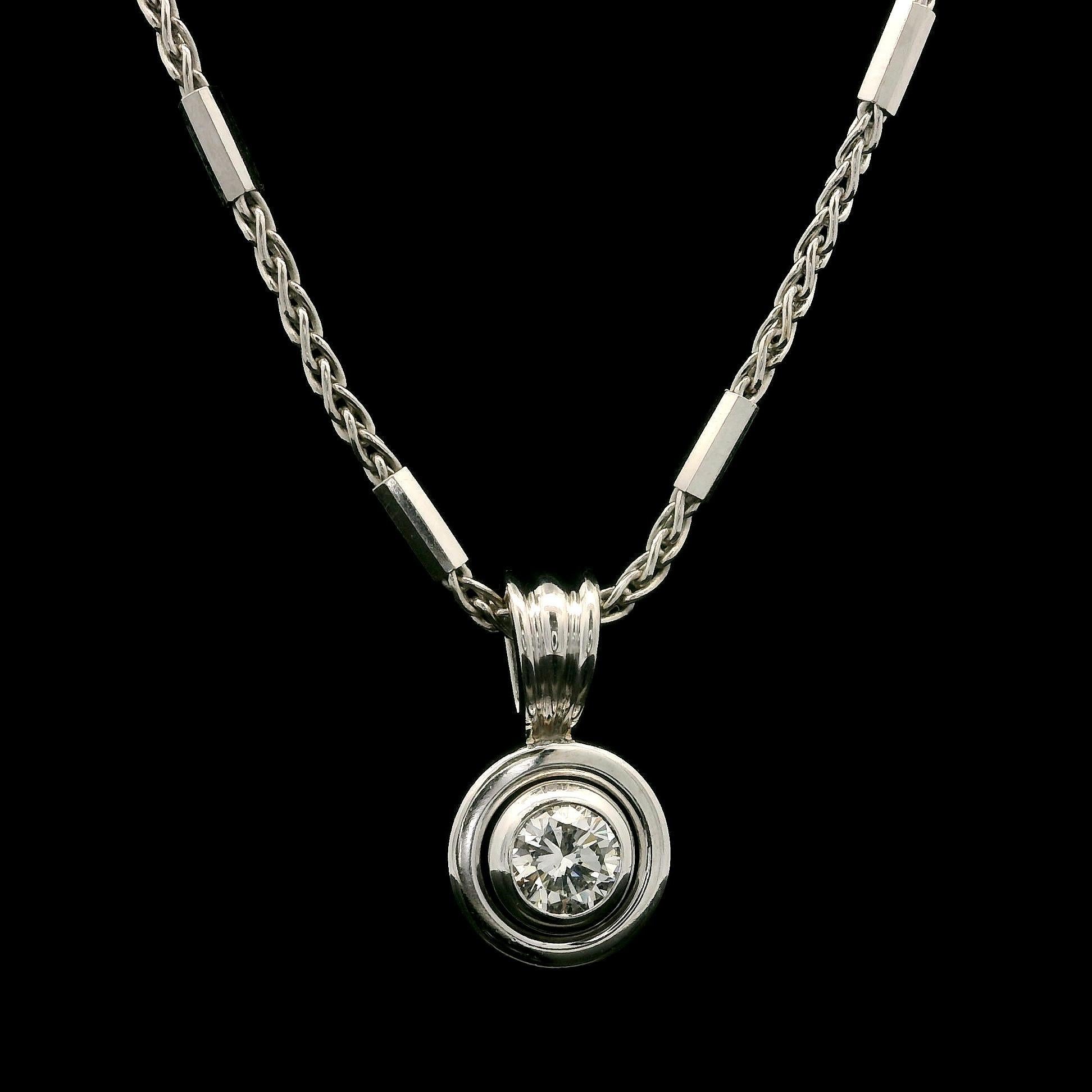 Taille brillant Pendentif solitaire en or blanc massif avec chaton en diamant rond de 0,25 ct sur chaîne unique de 15 po en vente