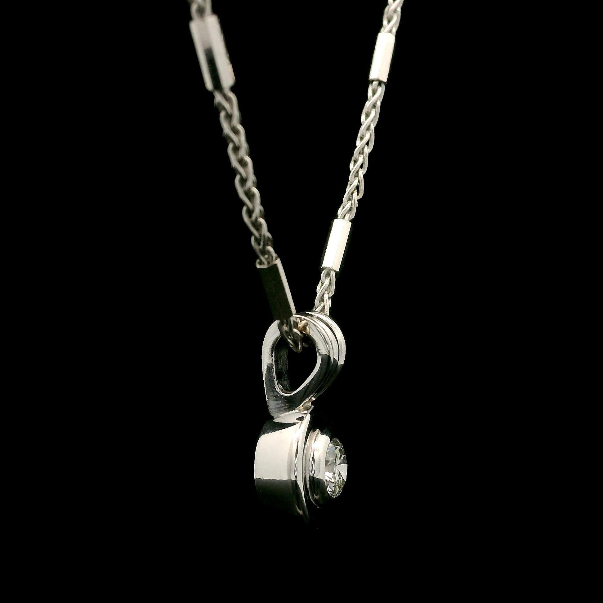 Pendentif solitaire en or blanc massif avec chaton en diamant rond de 0,25 ct sur chaîne unique de 15 po Excellent état - En vente à Montclair, NJ