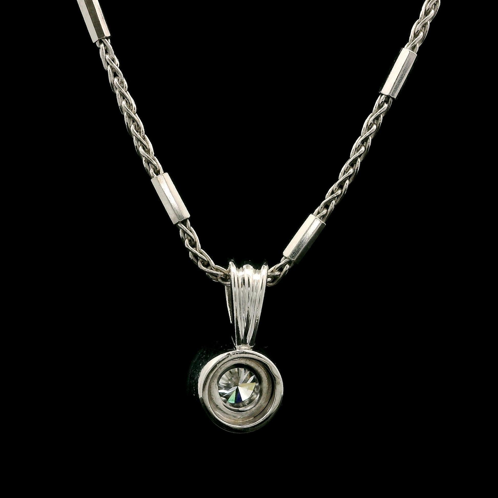 Pendentif solitaire en or blanc massif avec chaton en diamant rond de 0,25 ct sur chaîne unique de 15 po Pour femmes en vente