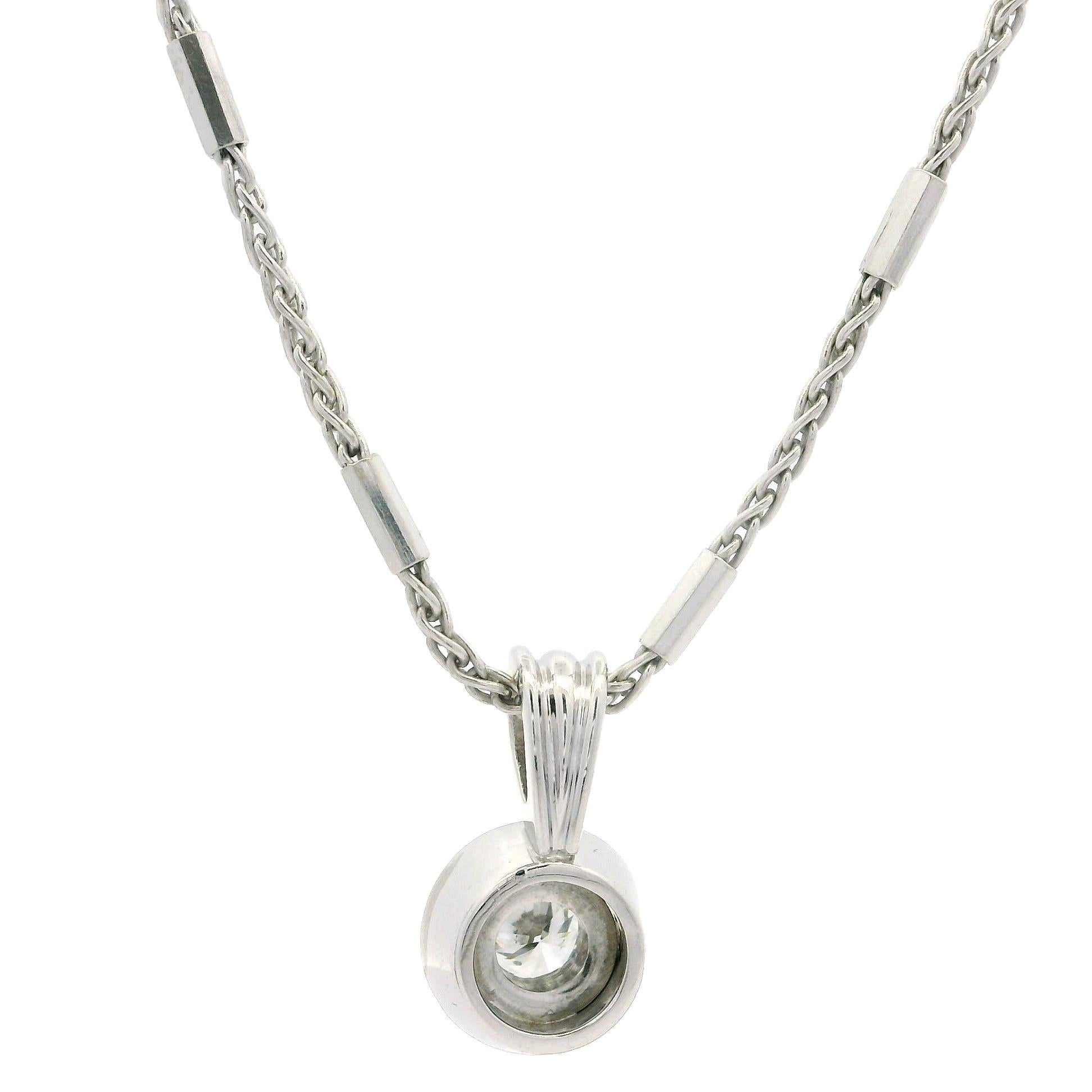 Pendentif solitaire en or blanc massif avec chaton en diamant rond de 0,25 ct sur chaîne unique de 15 po en vente 1