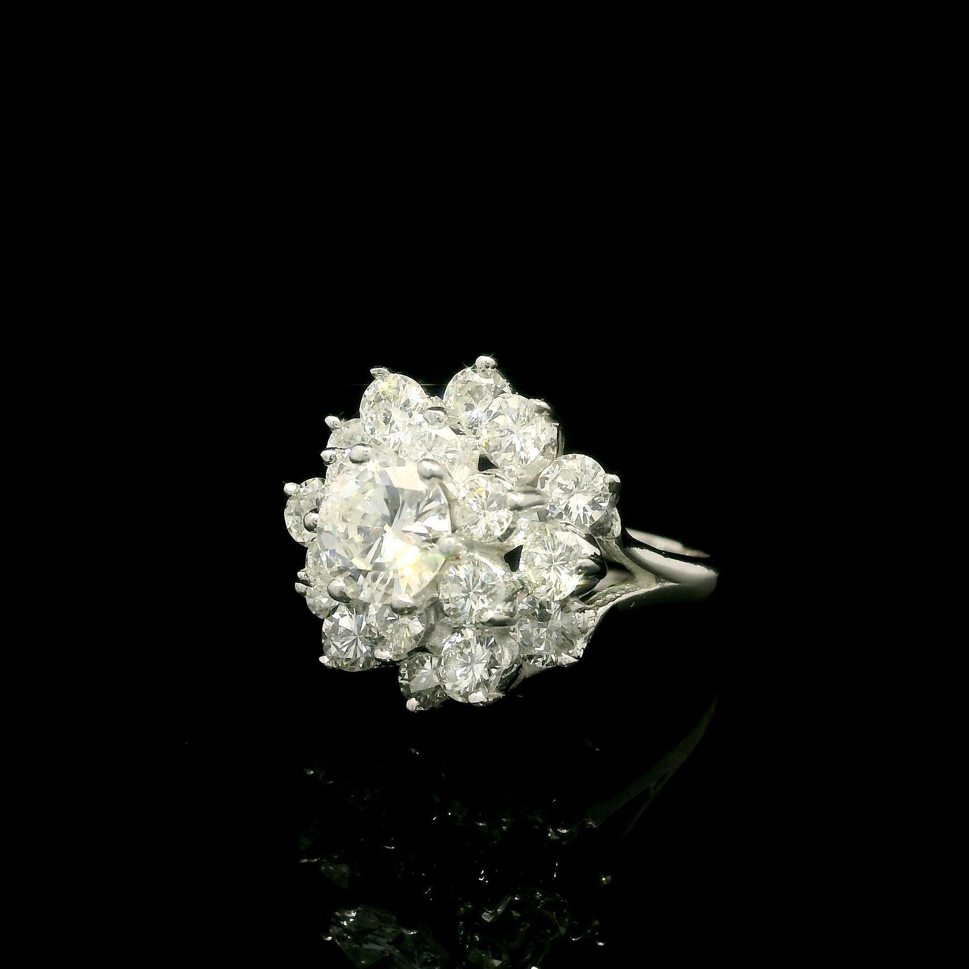 Bague centrale plus grande en or blanc massif à grappes de diamants de 3,21 ctw en vente 5