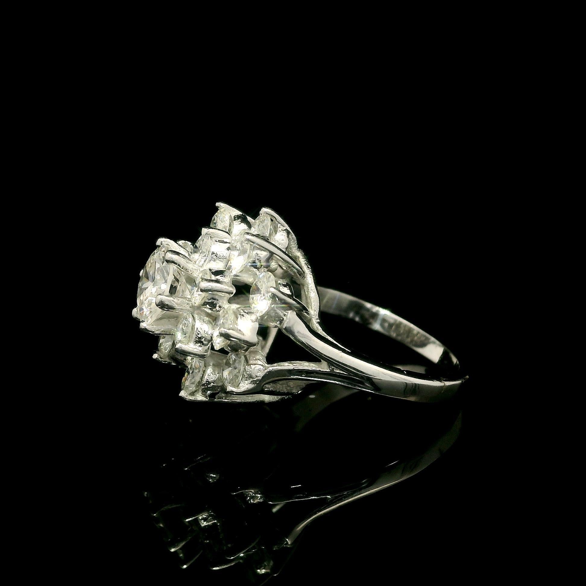 Bague centrale plus grande en or blanc massif à grappes de diamants de 3,21 ctw en vente 6