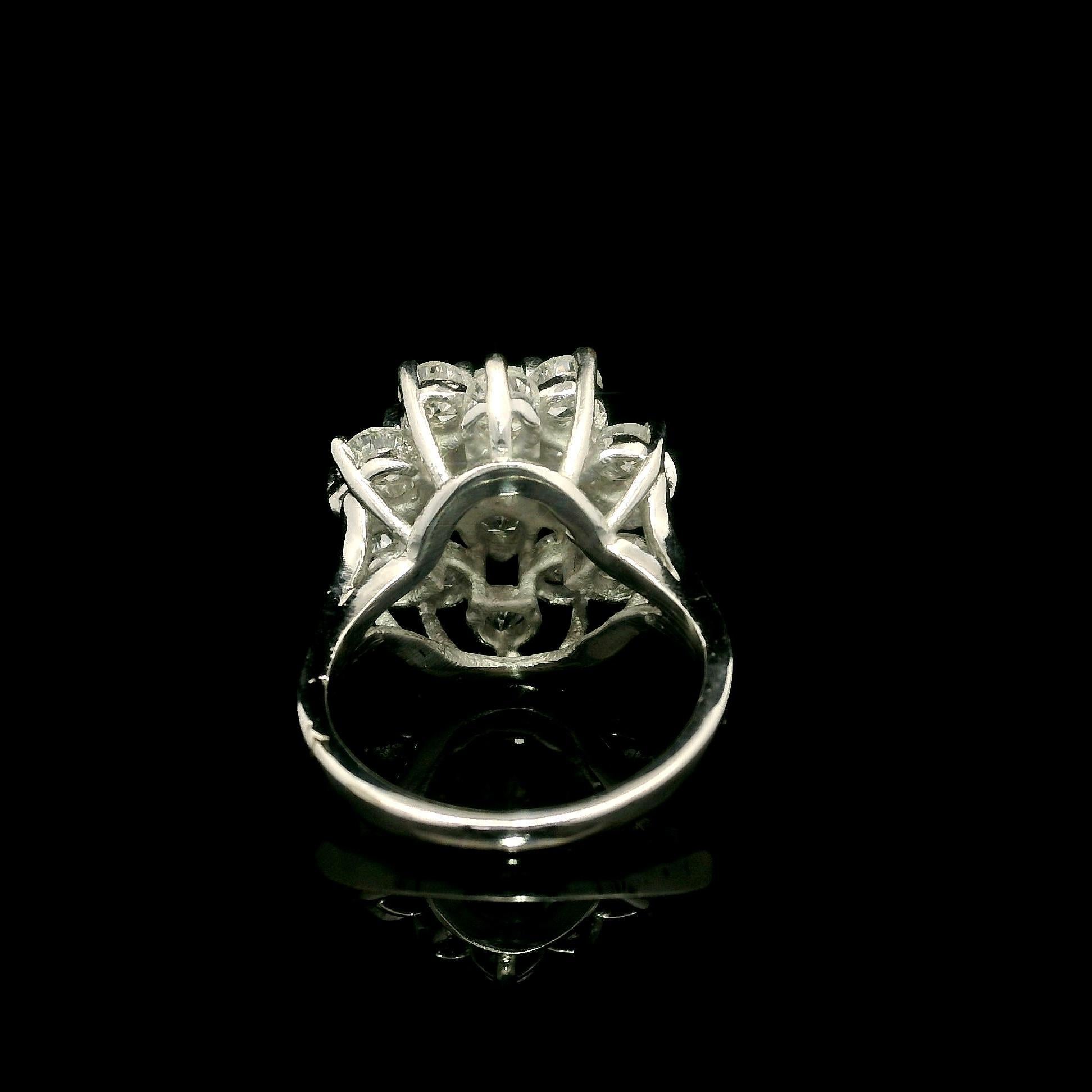 Bague centrale plus grande en or blanc massif à grappes de diamants de 3,21 ctw en vente 7