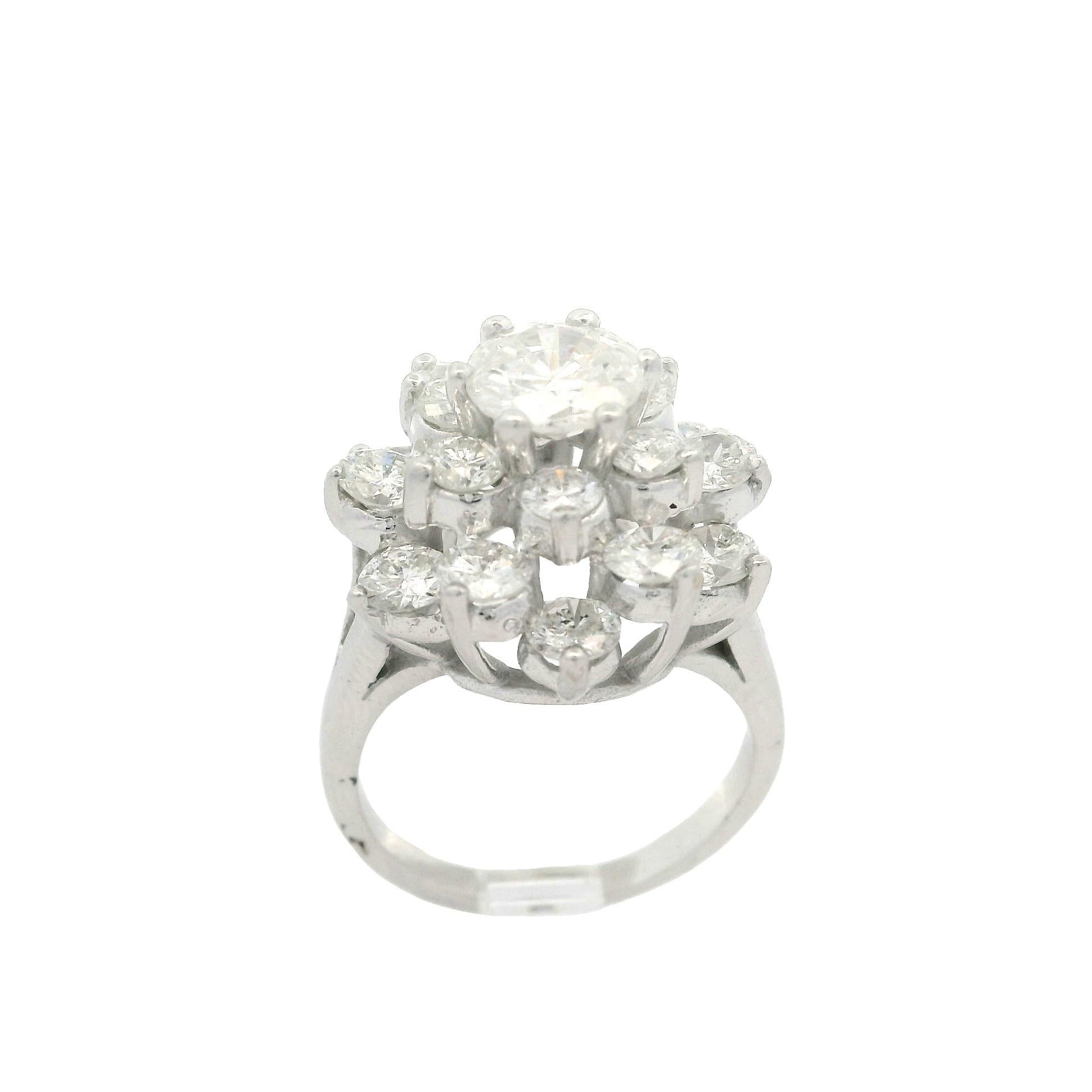 Bague centrale plus grande en or blanc massif à grappes de diamants de 3,21 ctw en vente 8