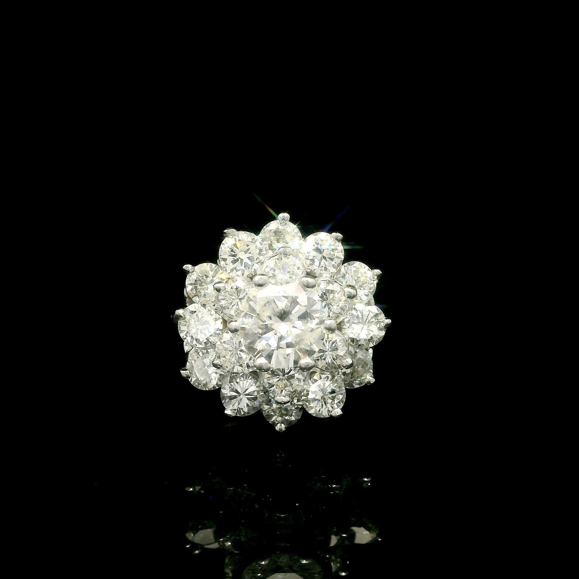 Bague centrale plus grande en or blanc massif à grappes de diamants de 3,21 ctw en vente 9