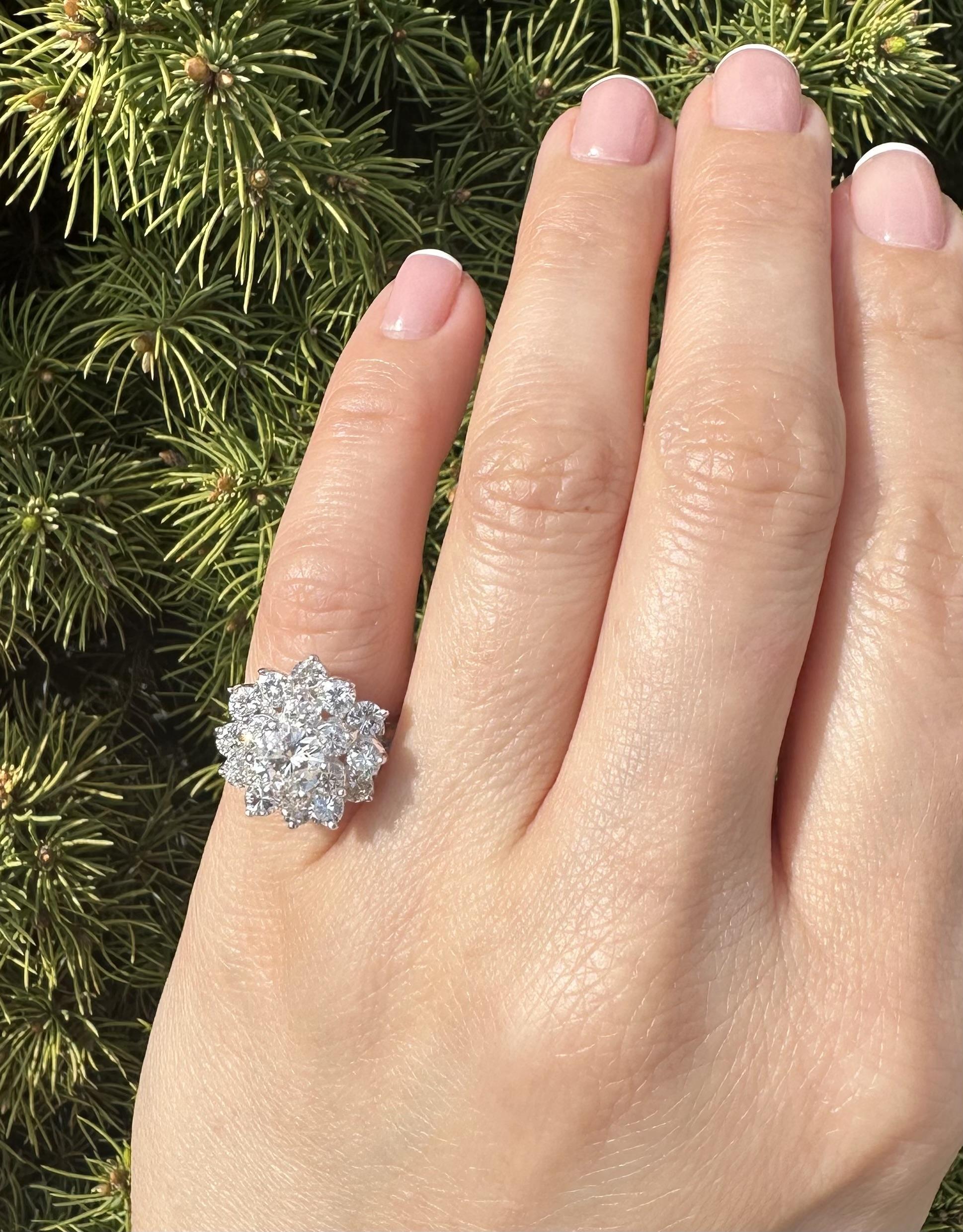 Taille brillant Bague centrale plus grande en or blanc massif à grappes de diamants de 3,21 ctw en vente