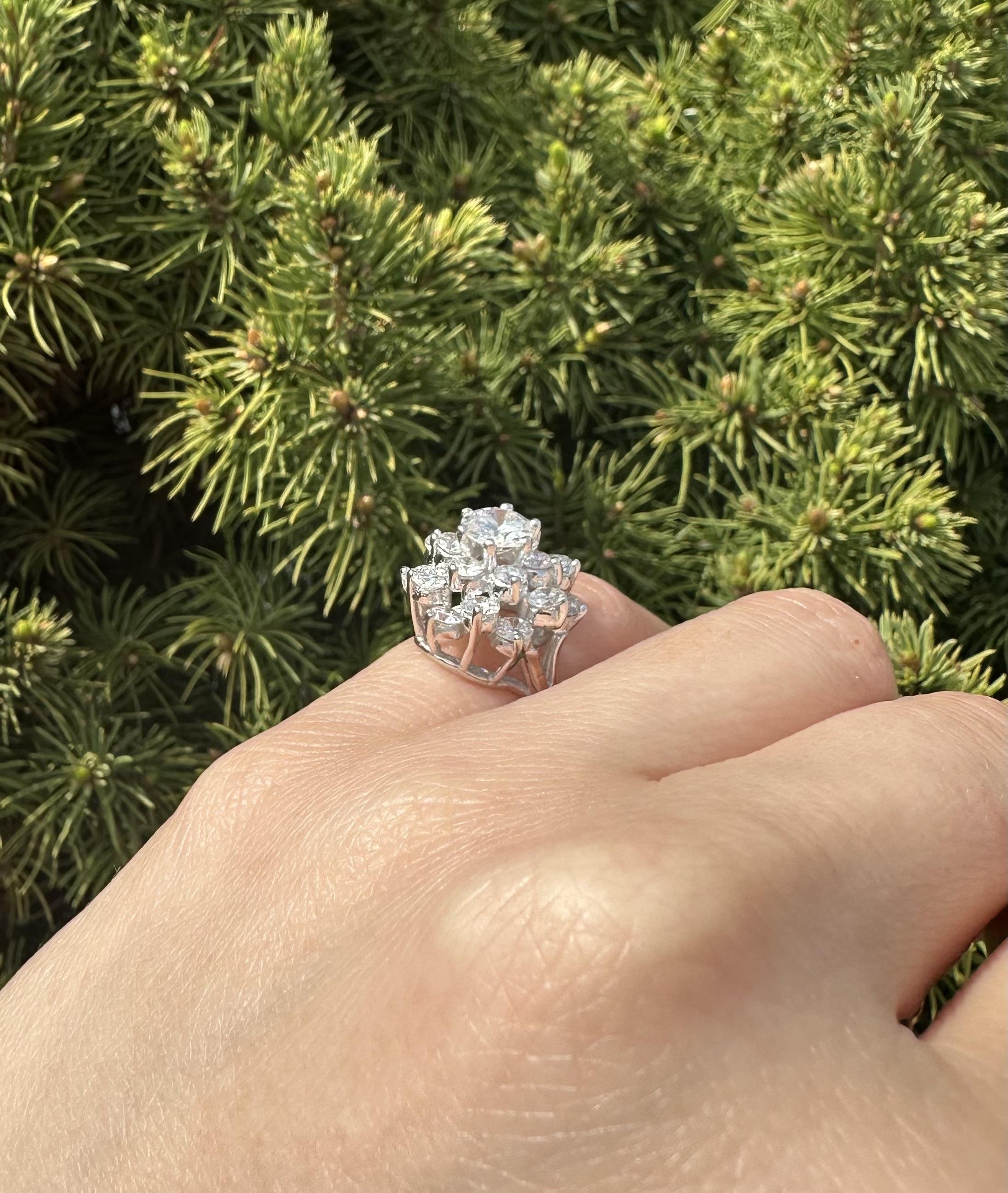 Bague centrale plus grande en or blanc massif à grappes de diamants de 3,21 ctw Bon état - En vente à Montclair, NJ
