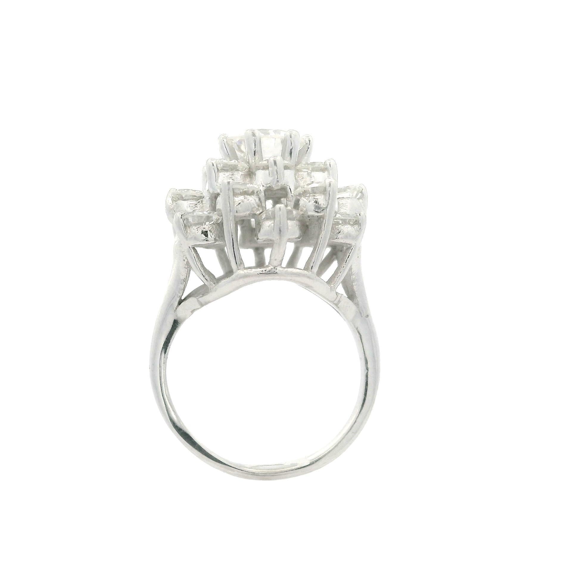 Bague centrale plus grande en or blanc massif à grappes de diamants de 3,21 ctw Pour femmes en vente