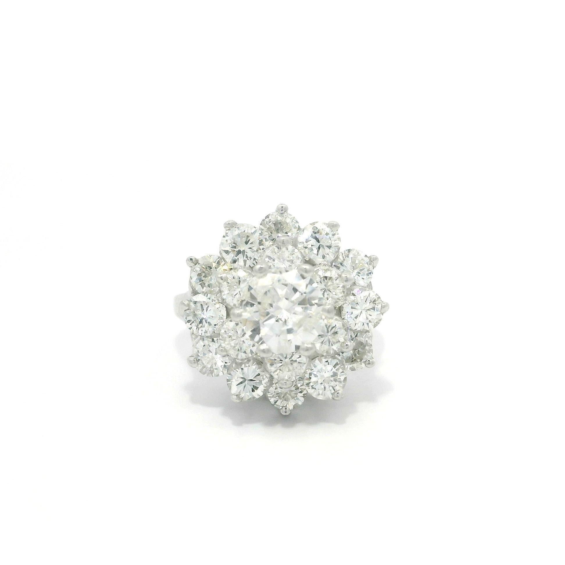 Bague centrale plus grande en or blanc massif à grappes de diamants de 3,21 ctw en vente 1