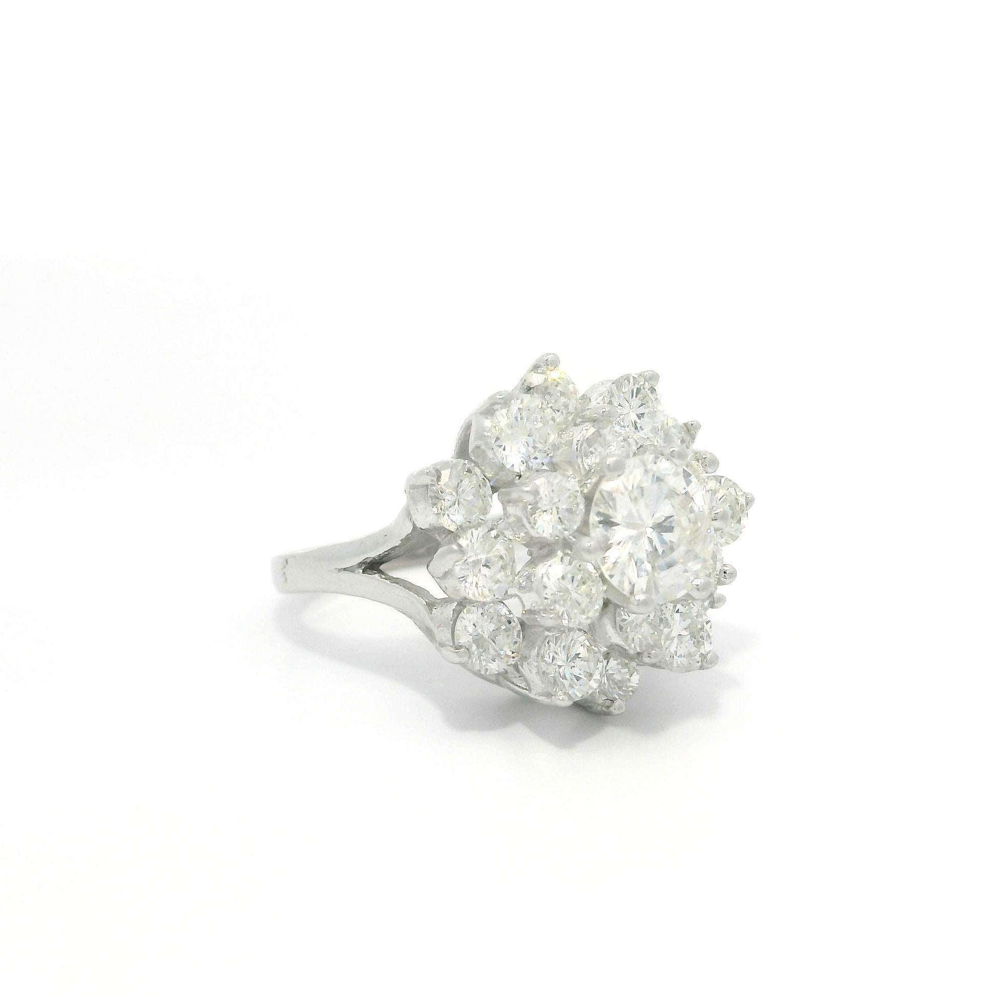 Bague centrale plus grande en or blanc massif à grappes de diamants de 3,21 ctw en vente 2