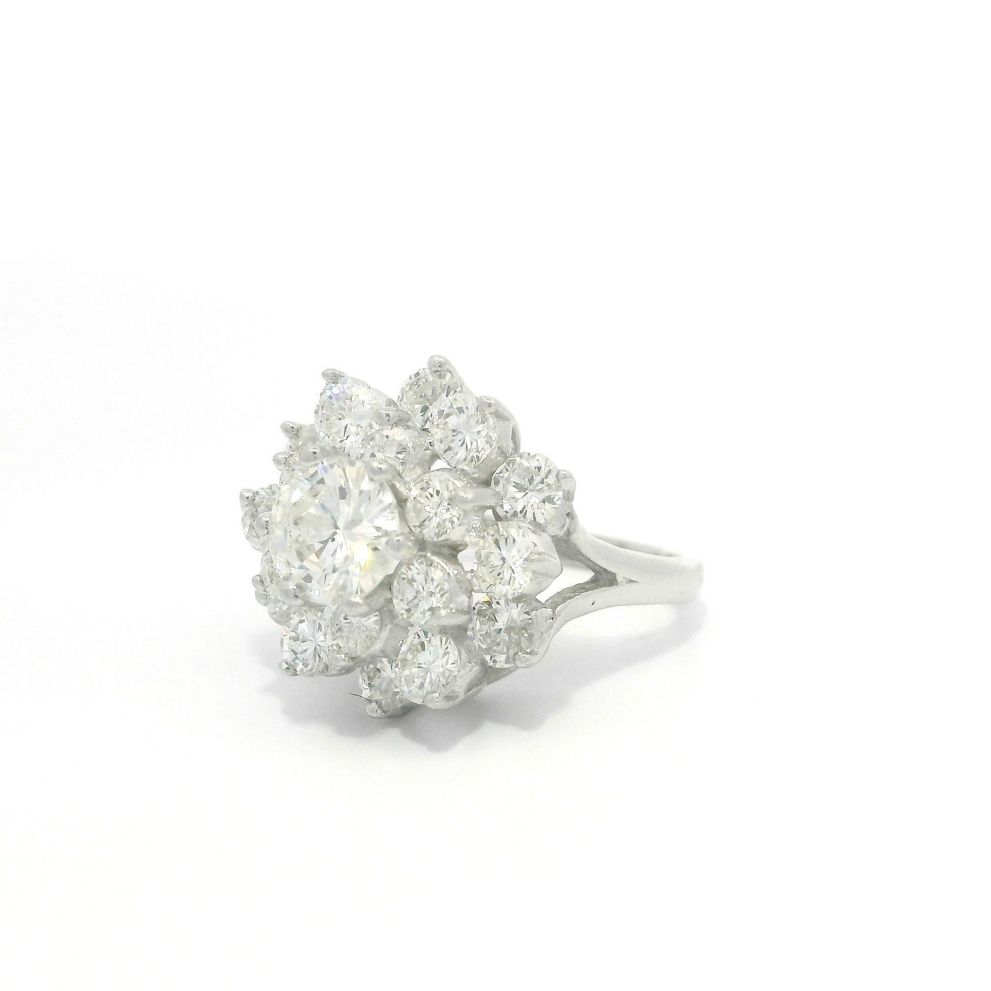 Bague centrale plus grande en or blanc massif à grappes de diamants de 3,21 ctw en vente 3
