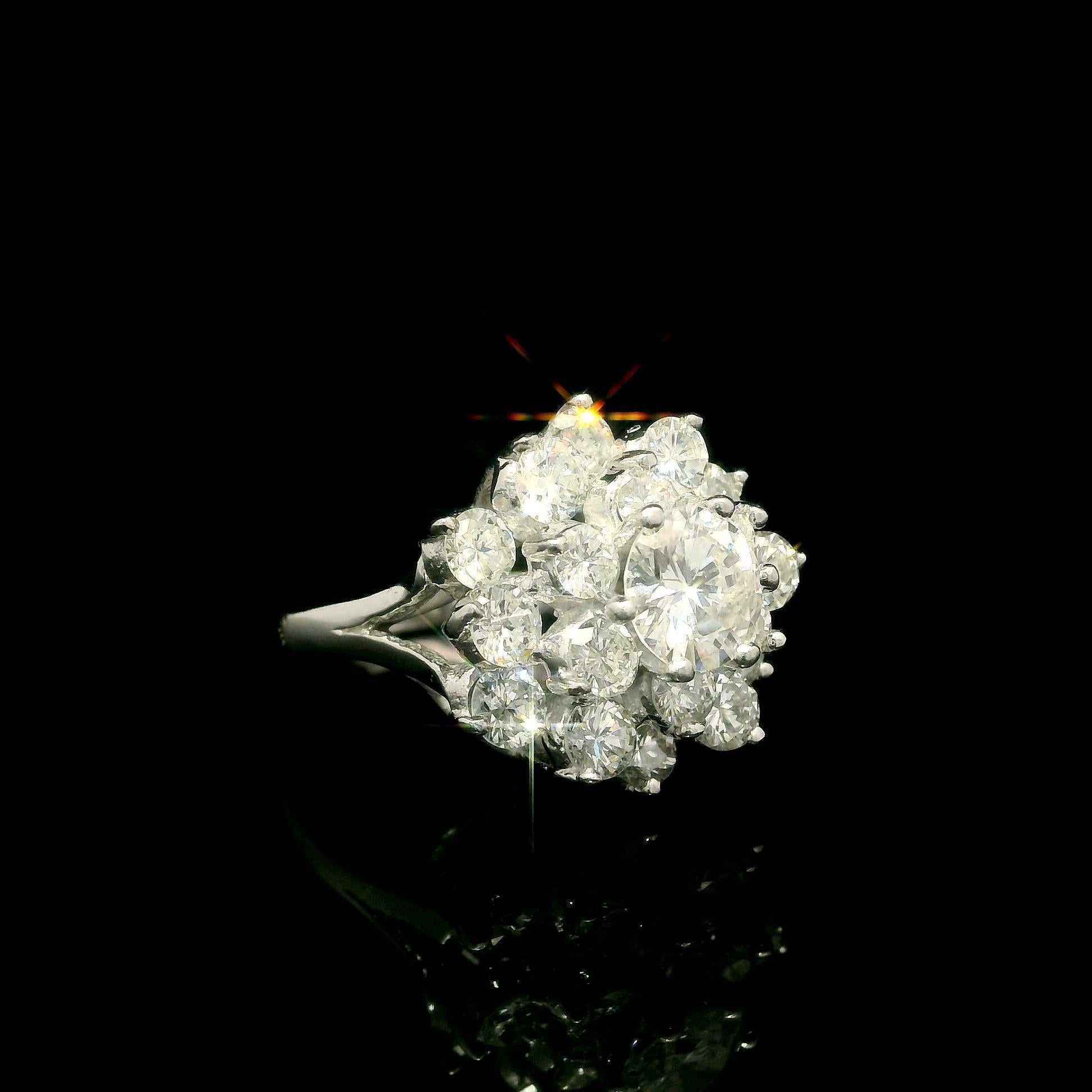 Bague centrale plus grande en or blanc massif à grappes de diamants de 3,21 ctw en vente 4