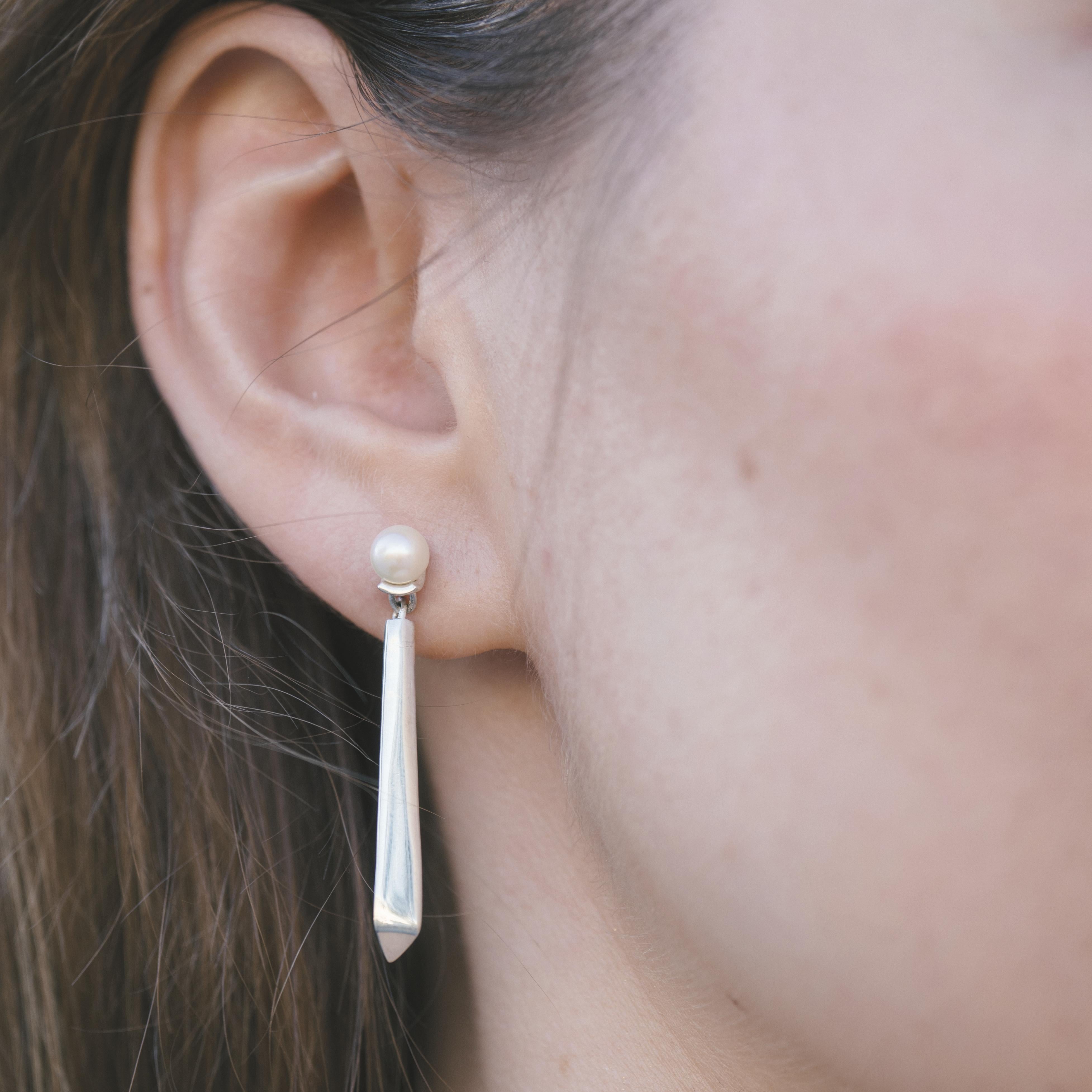 The Vis Viva Drop Earring is an evolving modern statement. Akoya pearls are the heart of these earrings, offering lustrous opalescent reflections in the light. Meaning “Living Force” in Latin, the Vis Viva Drop Earring flows from a circle to