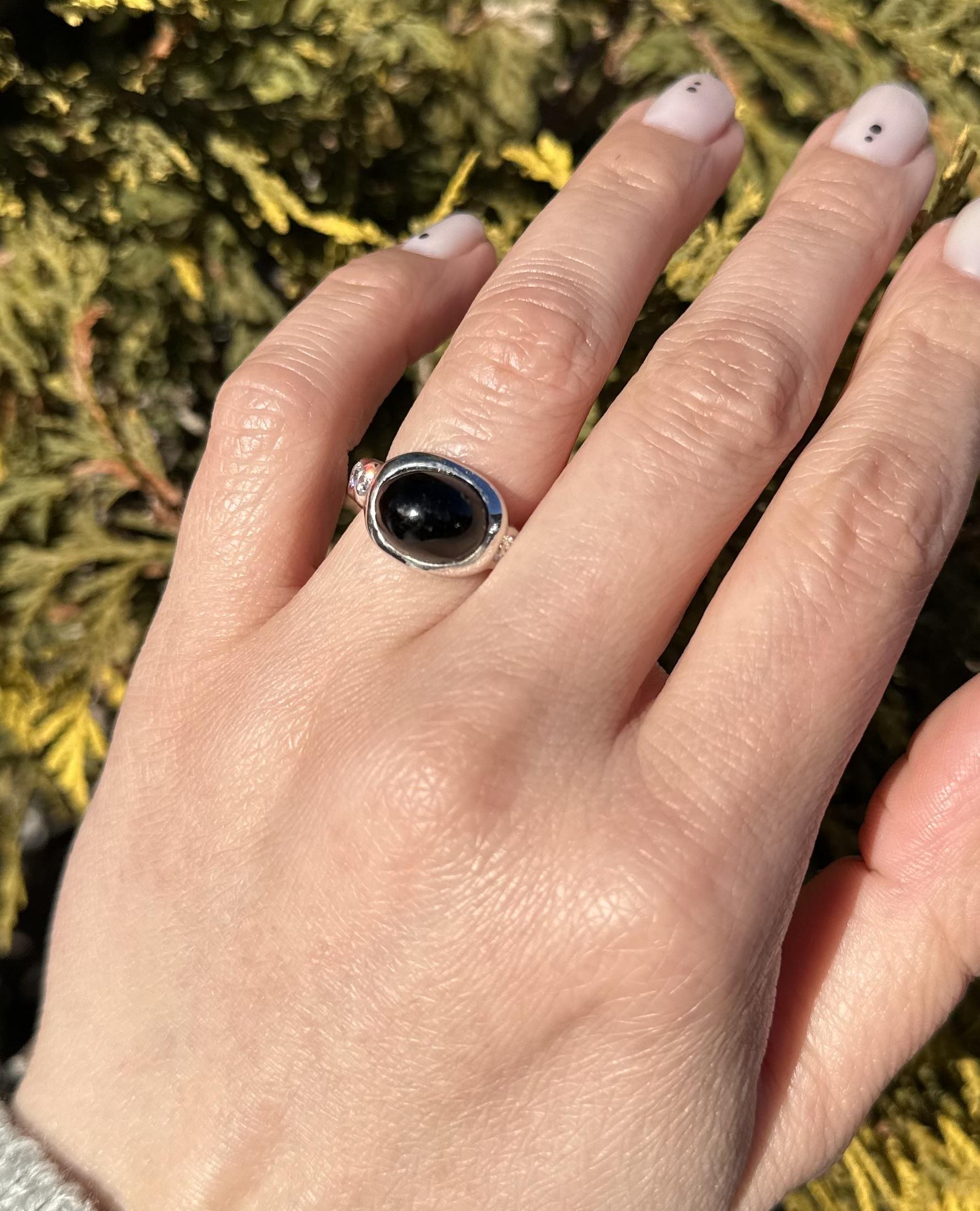 Cabochon Solid White Gold Black Onyx & Bezel Diamond Scalloped Band Well Made Ring For Sale