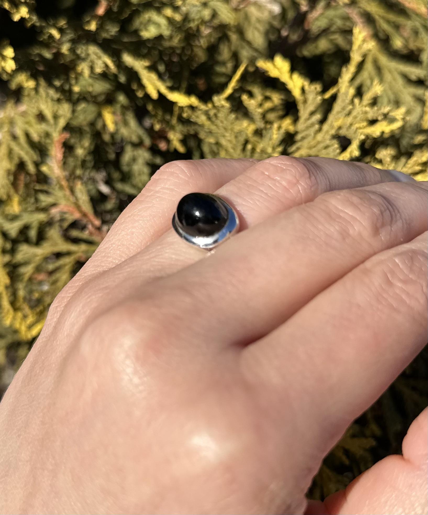 Solid White Gold Black Onyx & Bezel Diamond Scalloped Band Well Made Ring In Excellent Condition For Sale In Montclair, NJ