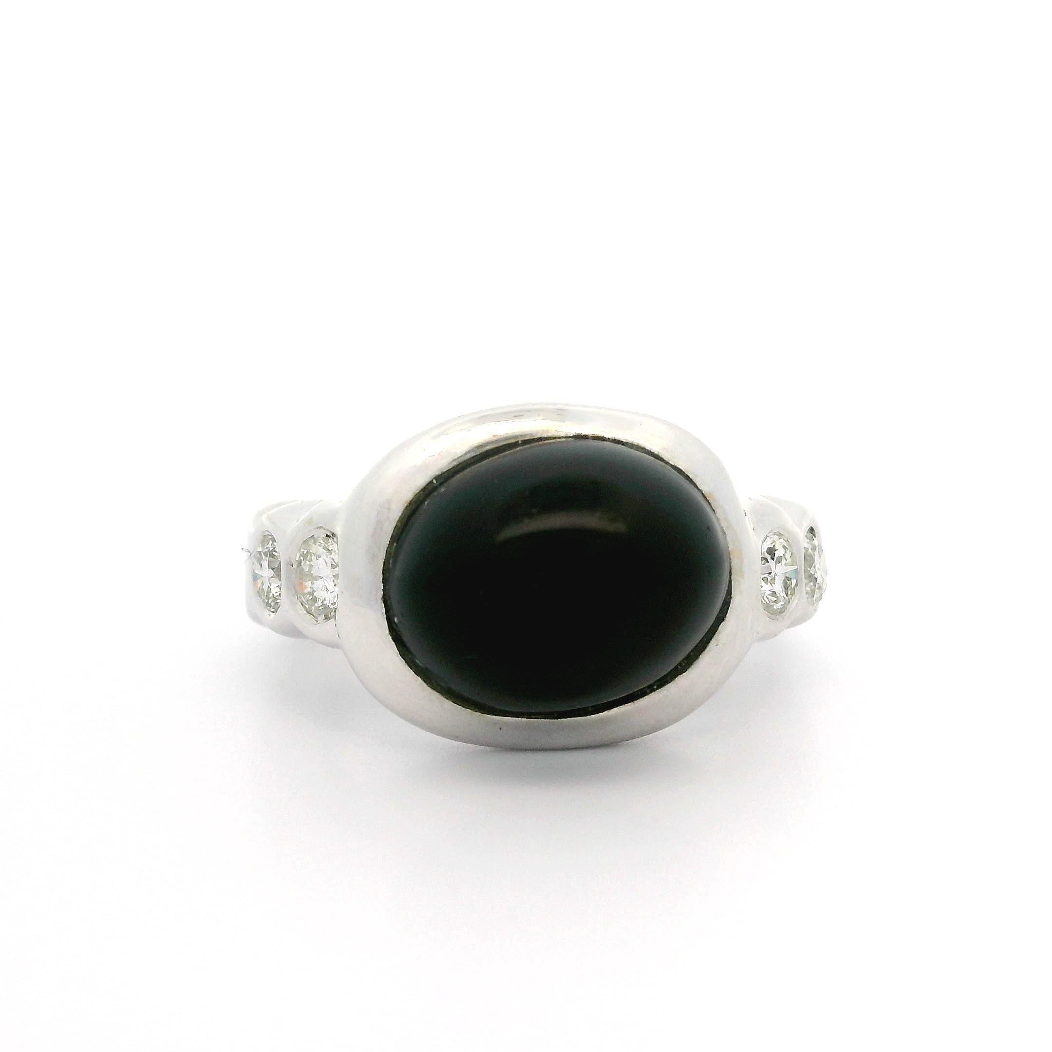 Women's Solid White Gold Black Onyx & Bezel Diamond Scalloped Band Well Made Ring For Sale