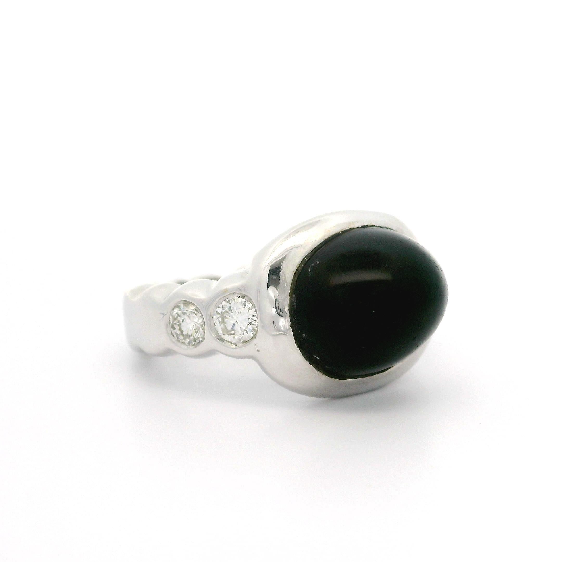Solid White Gold Black Onyx & Bezel Diamond Scalloped Band Well Made Ring For Sale 1