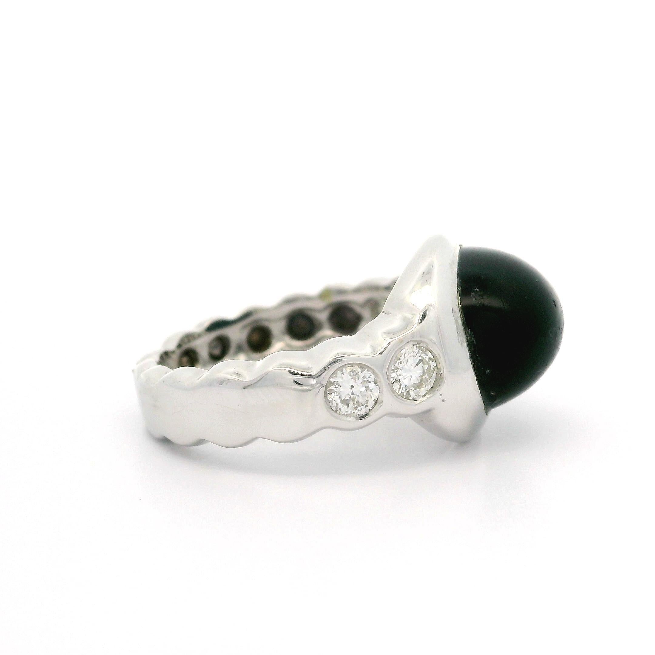 Solid White Gold Black Onyx & Bezel Diamond Scalloped Band Well Made Ring For Sale 2