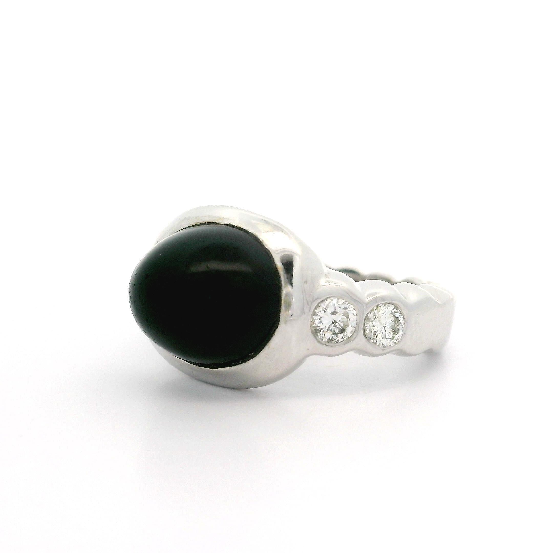Solid White Gold Black Onyx & Bezel Diamond Scalloped Band Well Made Ring For Sale 3