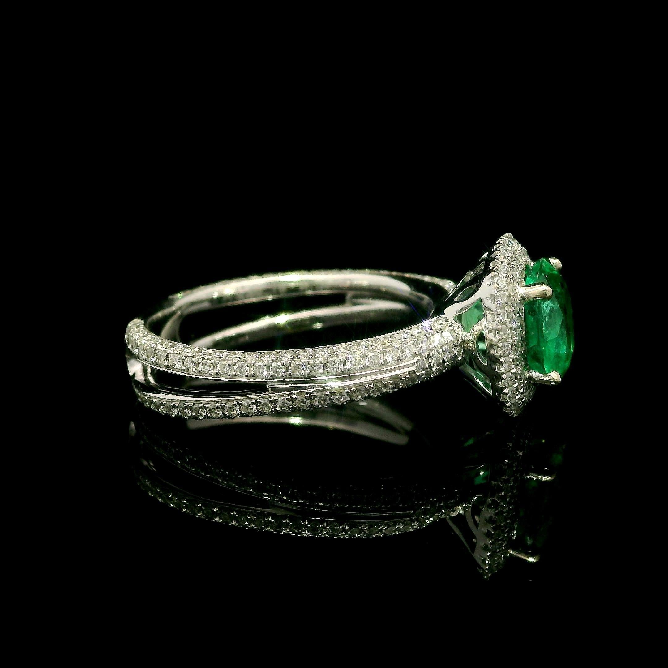 Anello in oro bianco massiccio GIA con smeraldo colombiano rotondo e diamante Simon G da 2,33 ct. In condizioni ottime in vendita a Montclair, NJ