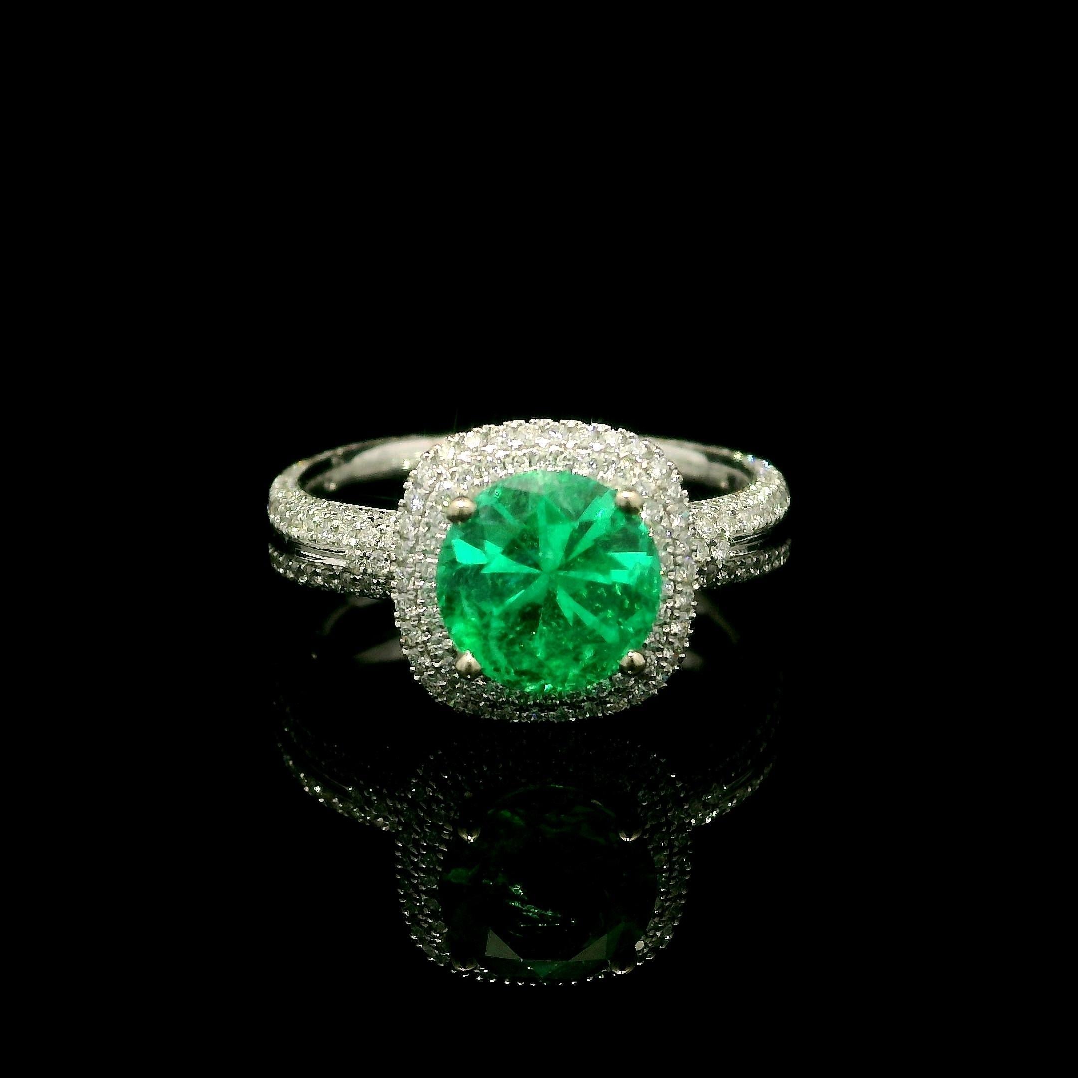 Anello in oro bianco massiccio GIA con smeraldo colombiano rotondo e diamante Simon G da 2,33 ct. in vendita 1