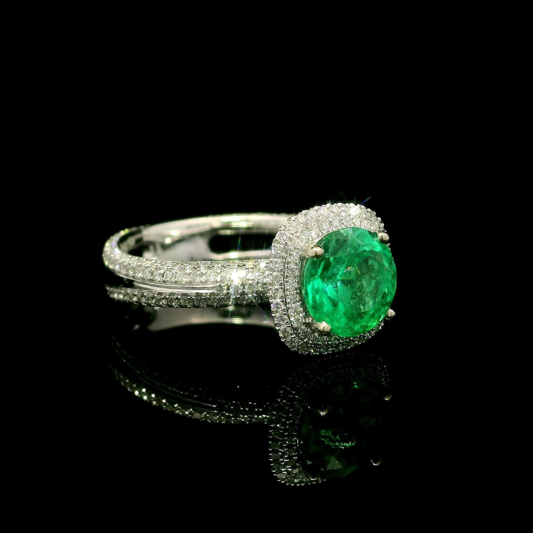 Anello in oro bianco massiccio GIA con smeraldo colombiano rotondo e diamante Simon G da 2,33 ct. in vendita 2