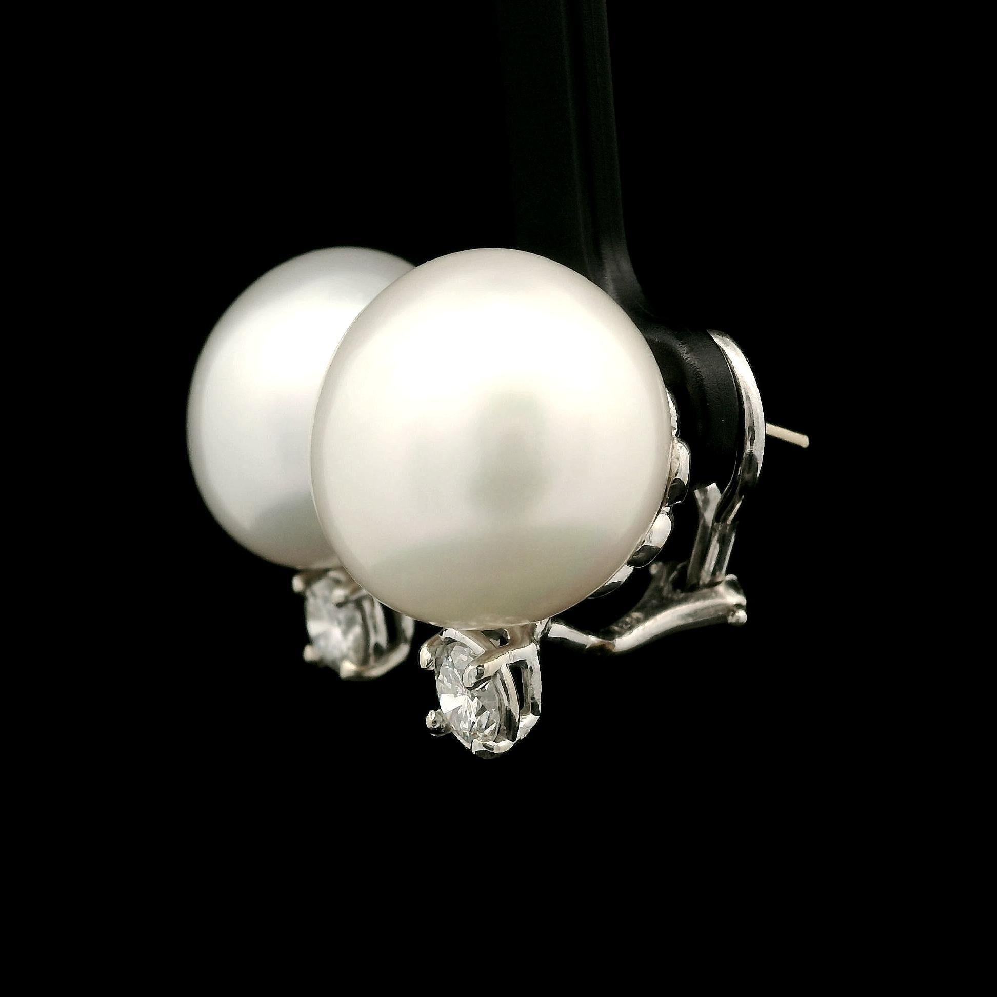 Pendientes de botón de oro blanco macizo con perla blanca grande de 16,4 mm y diamantes de 0,95 ct Corte redondo en venta