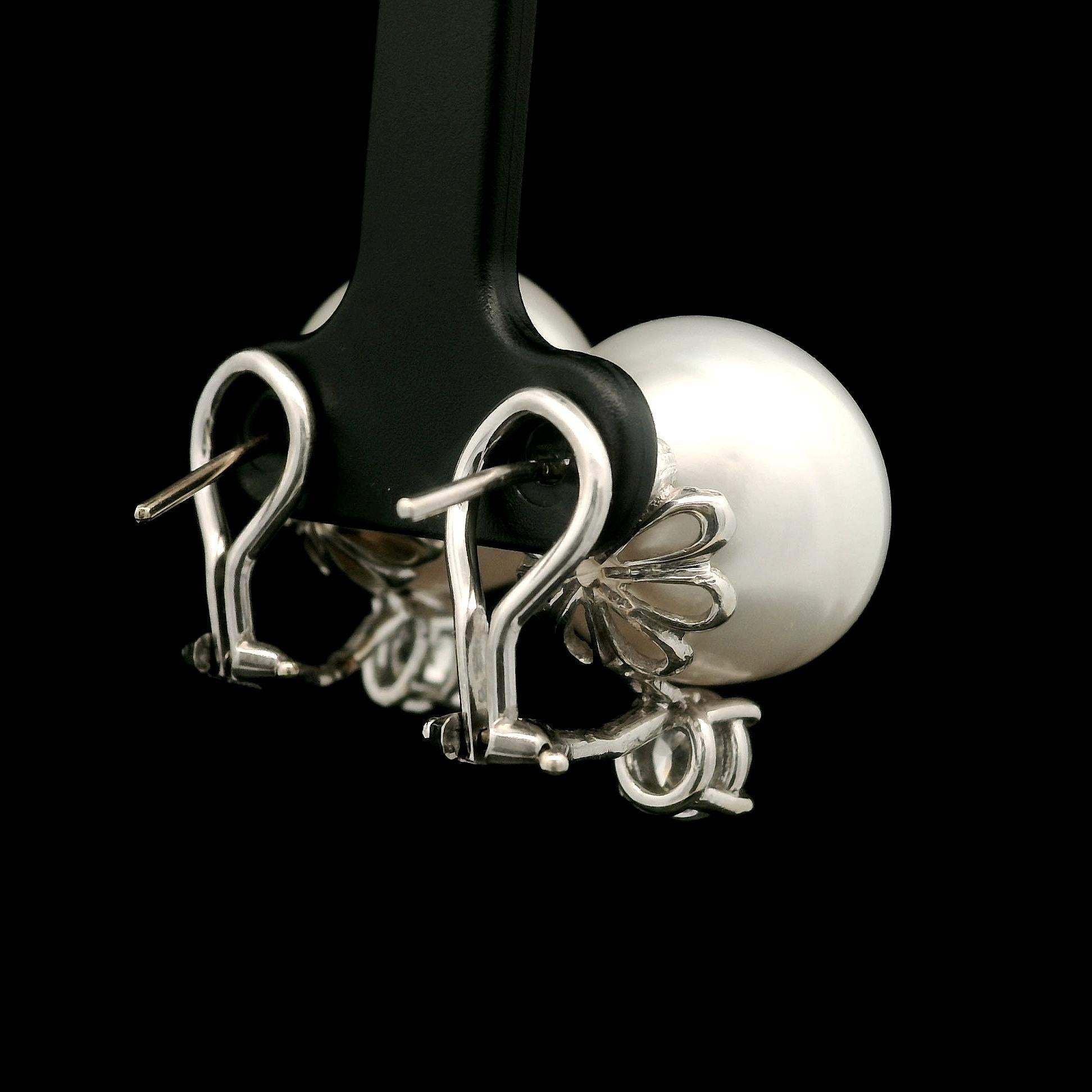 Pendientes de botón de oro blanco macizo con perla blanca grande de 16,4 mm y diamantes de 0,95 ct en Excelente estado para la venta en Montclair, NJ
