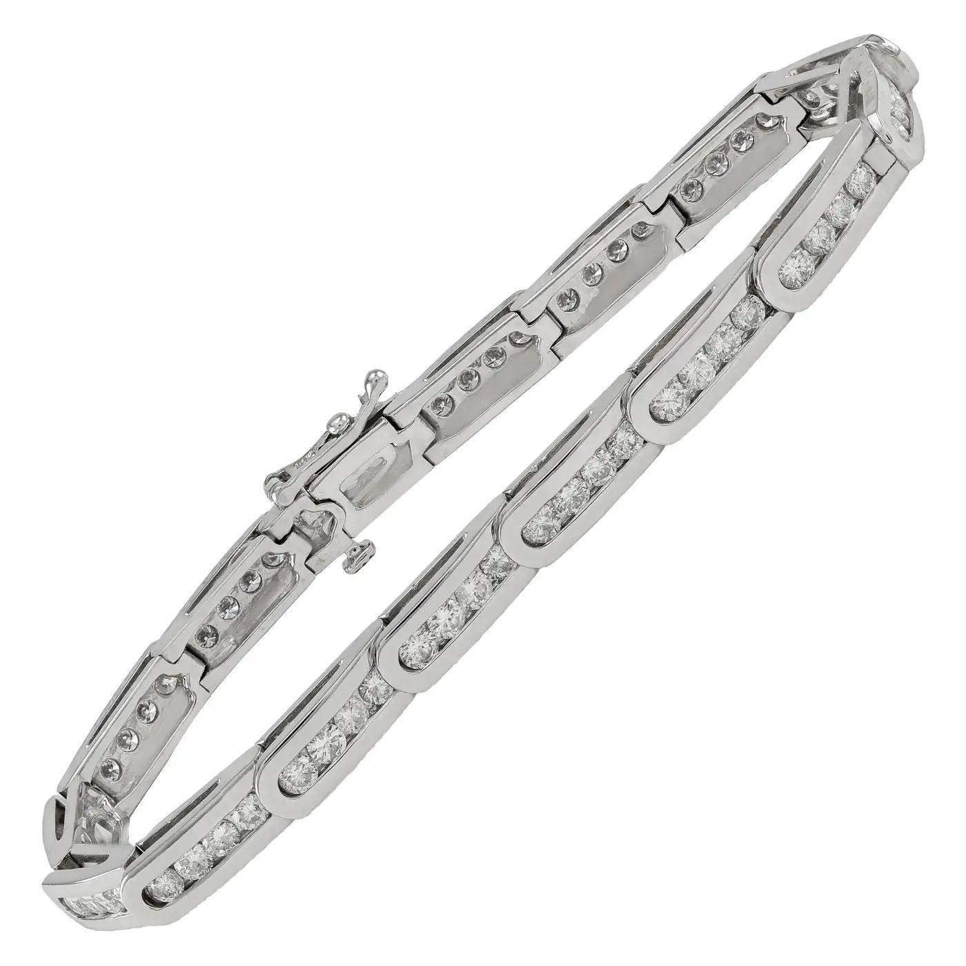 Un bracelet de tennis en or blanc 14 carats de grande qualité, au design épuré et élégant, qui met en valeur de gros diamants étincelants. Cette pièce sophistiquée pèse 20,4 grammes et est réalisée avec une finition polie, rappelant l'éclat d'un