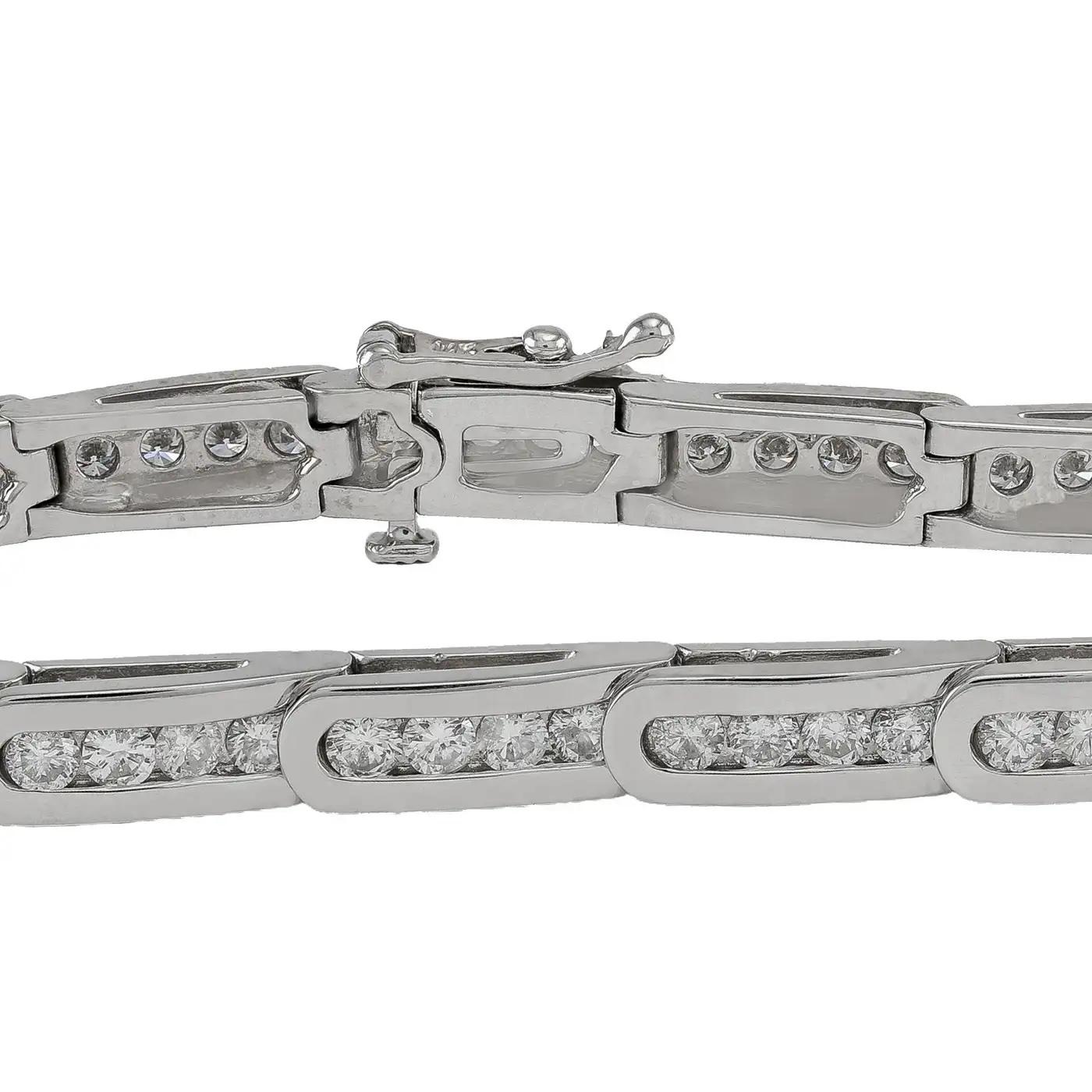 Contemporain Bracelet en or blanc massif à maillons superposés Tennis Stack 5.00 Carat Total VS Clarity en vente
