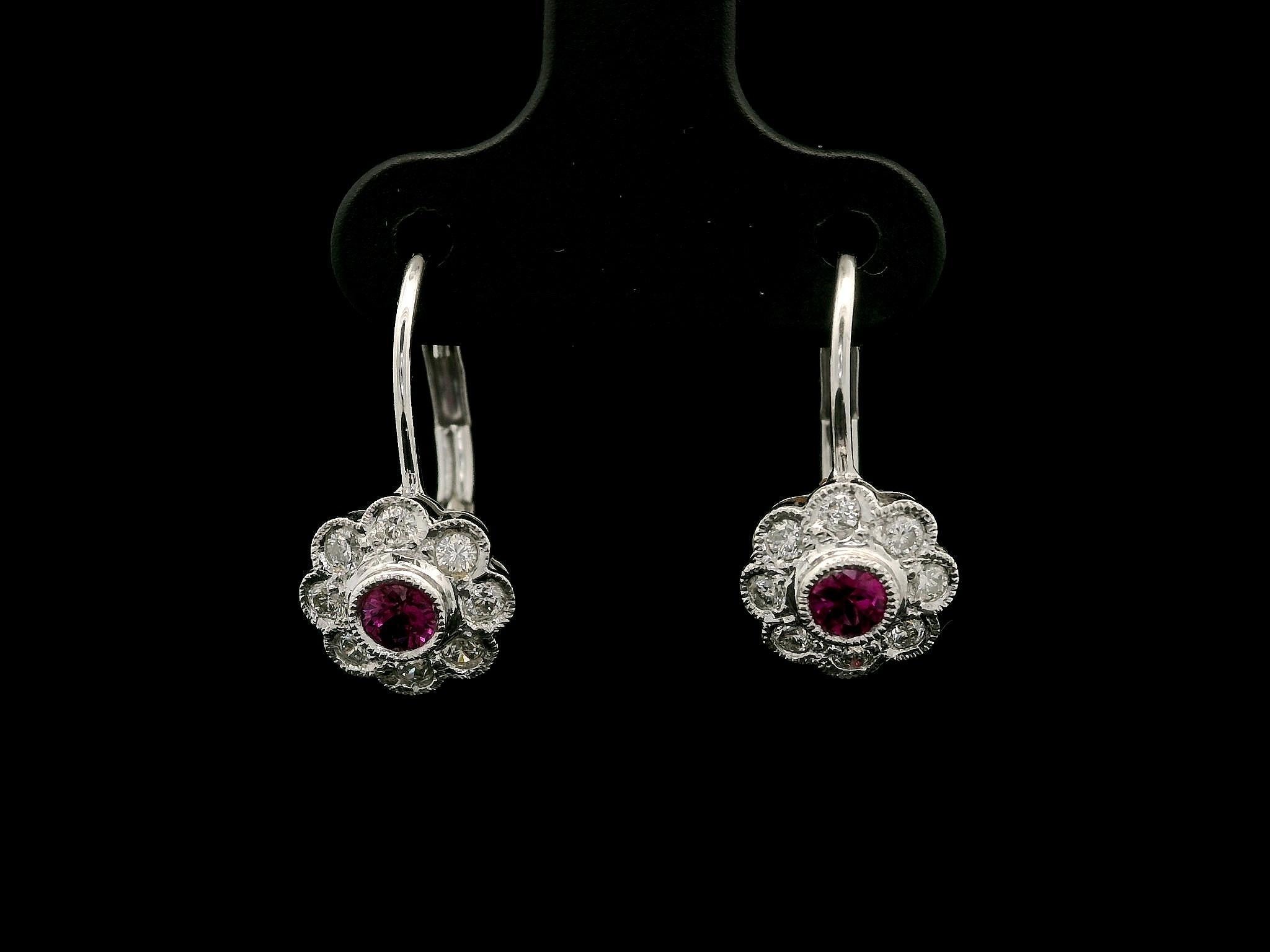 -- A. Stone...
(2) Rubini genuini Nature - Taglio rotondo Brilliante - castone con castone - Colore rosso leggermente rosato - 0,28ctw (circa)
(16) Diamanti naturali autentici - Taglio rotondo brillante - castone con castone - Bei diamanti bianchi