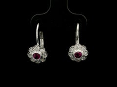 Boucle d'oreille pendante Petite fleur en or blanc massif sertie de rubis et de diamants