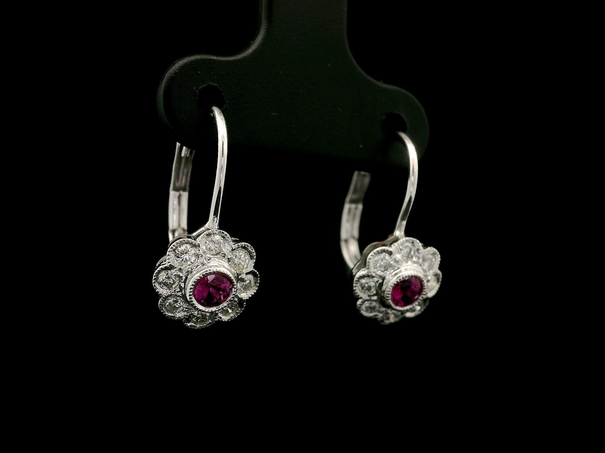 Taglio rotondo Orecchino a goccia a fiore Petite in oro bianco massiccio con castone di rubini e diamanti incastonati in vendita
