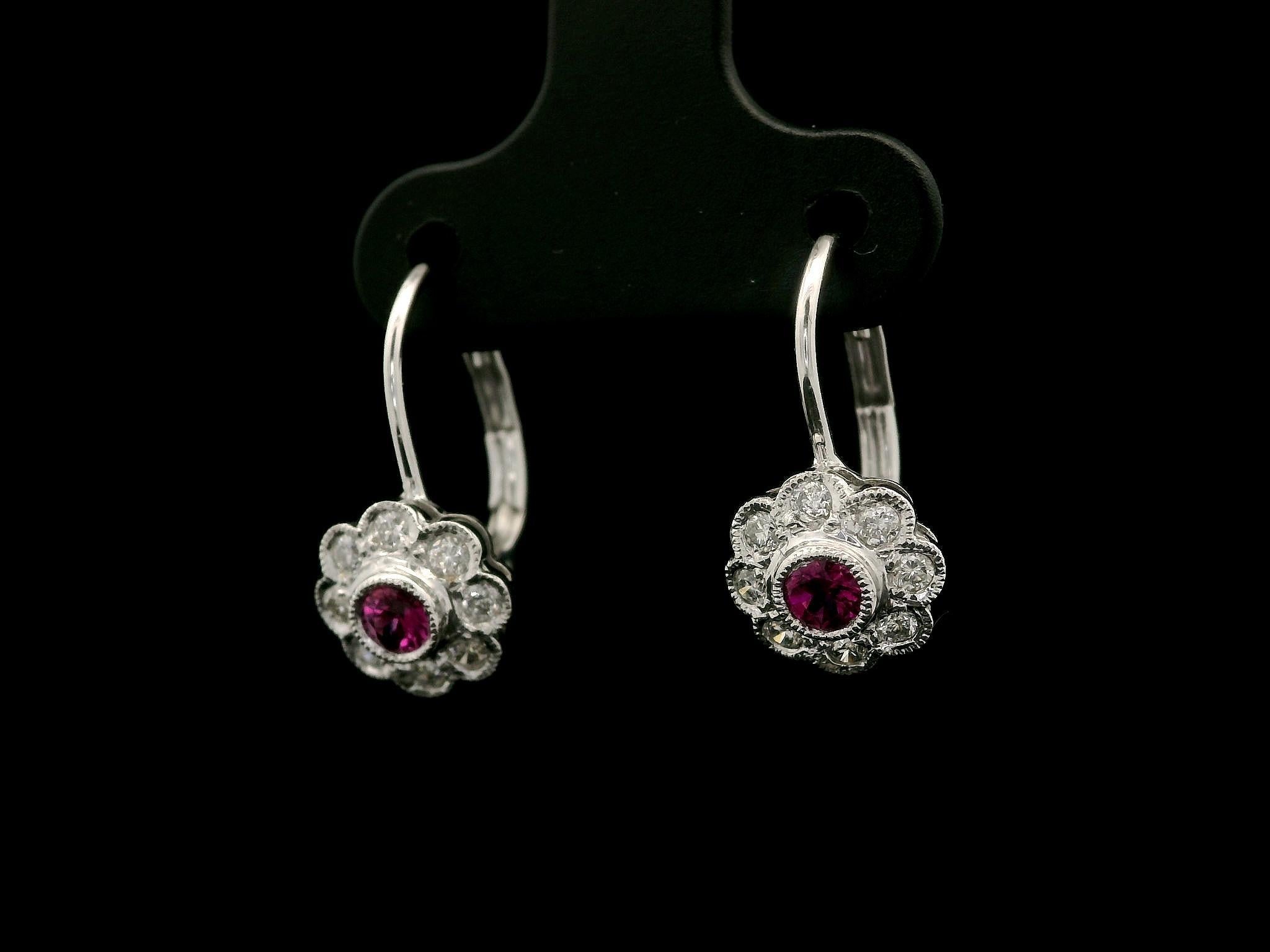 Orecchino a goccia a fiore Petite in oro bianco massiccio con castone di rubini e diamanti incastonati In condizioni ottime in vendita a Montclair, NJ