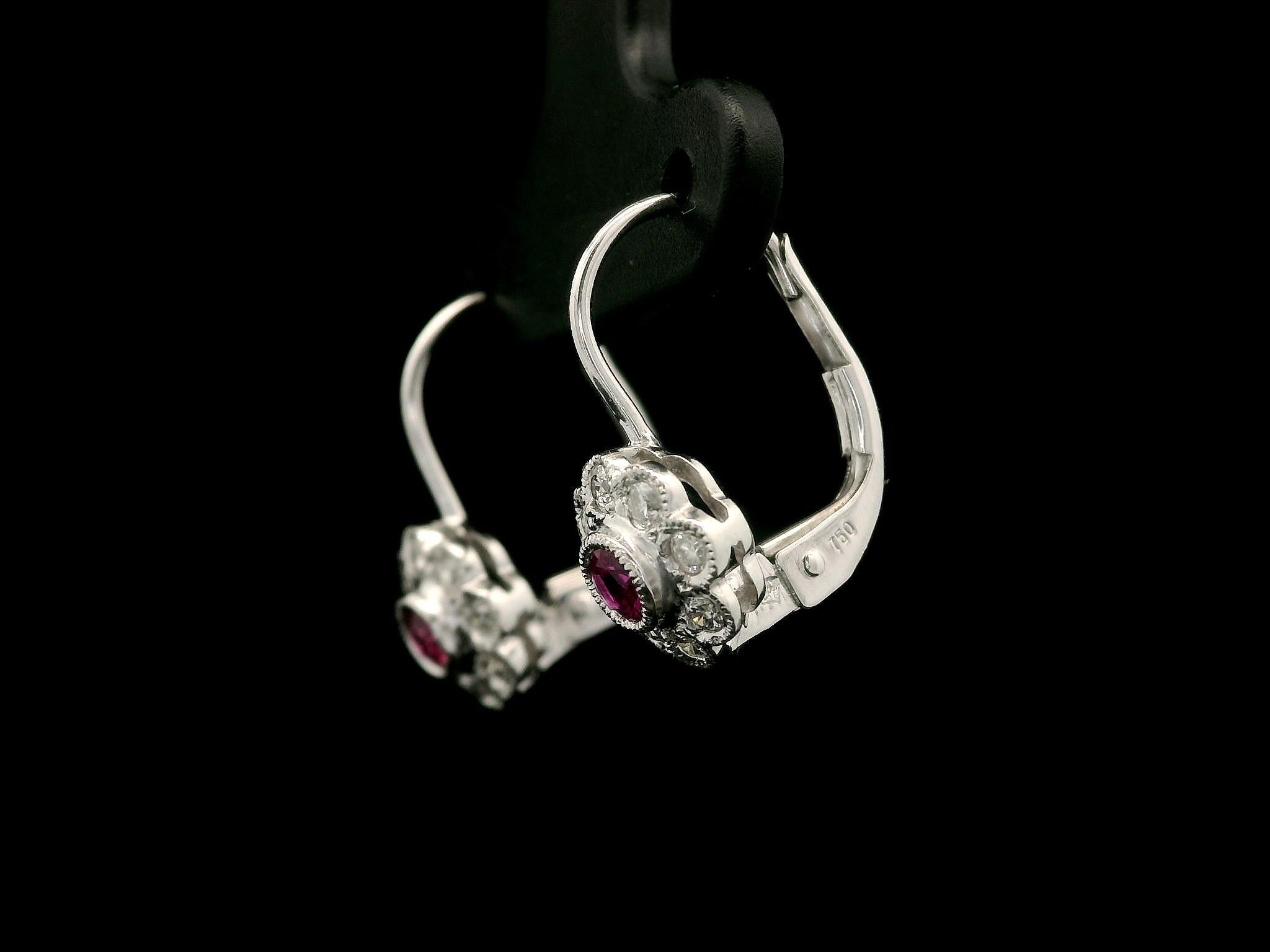 Donna Orecchino a goccia a fiore Petite in oro bianco massiccio con castone di rubini e diamanti incastonati in vendita
