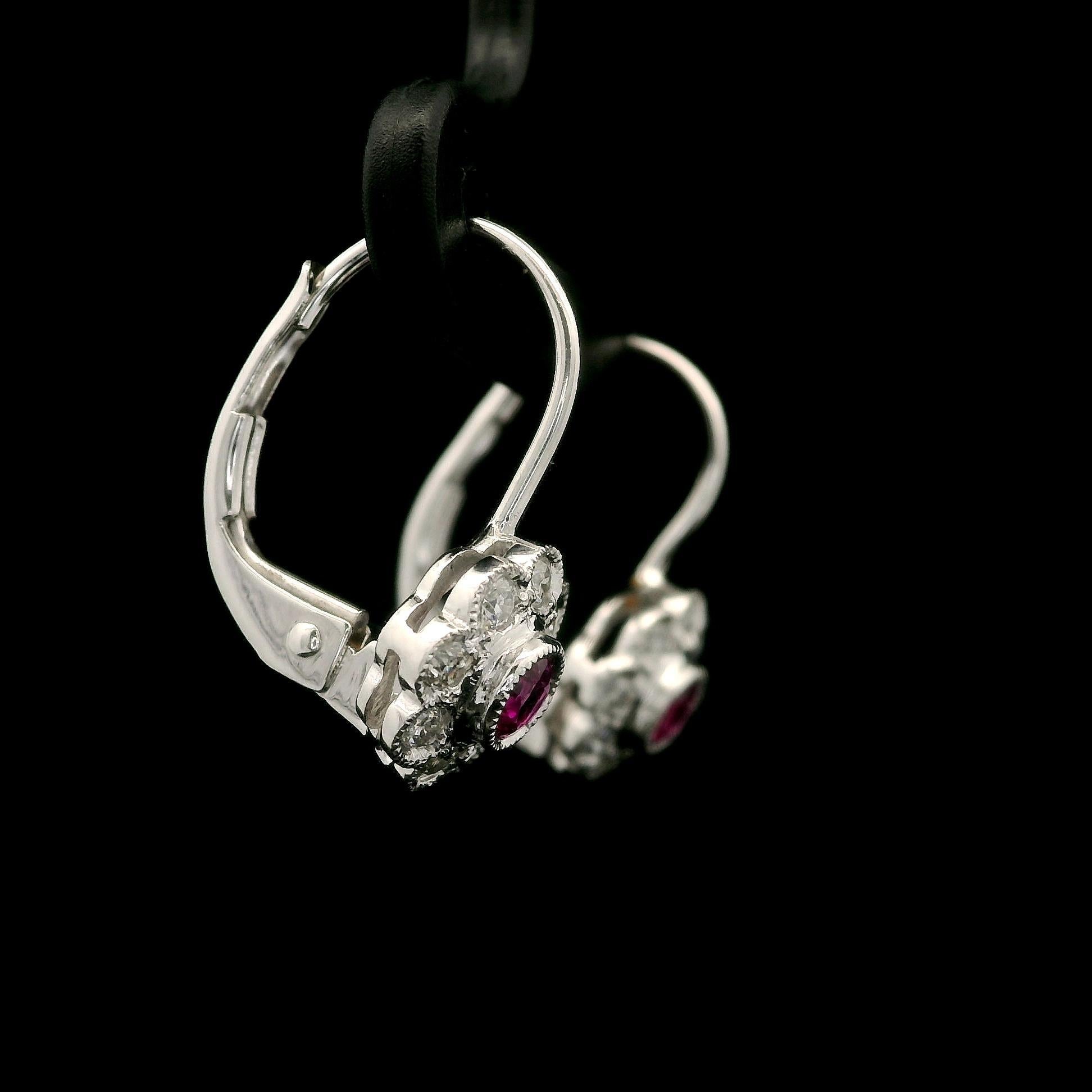 Orecchino a goccia a fiore Petite in oro bianco massiccio con castone di rubini e diamanti incastonati in vendita 2