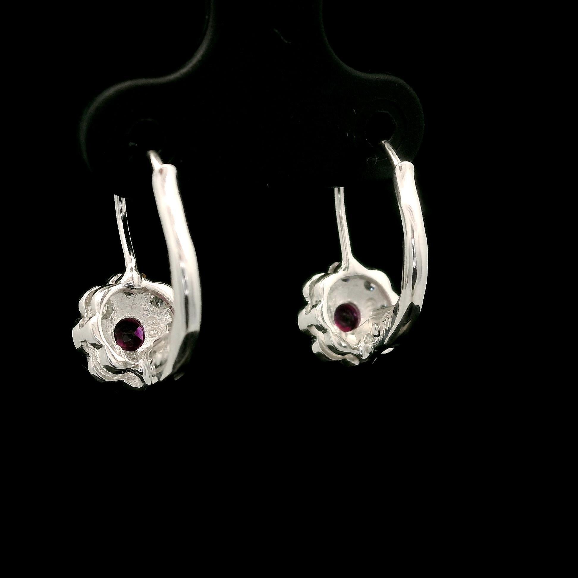 Orecchino a goccia a fiore Petite in oro bianco massiccio con castone di rubini e diamanti incastonati in vendita 3