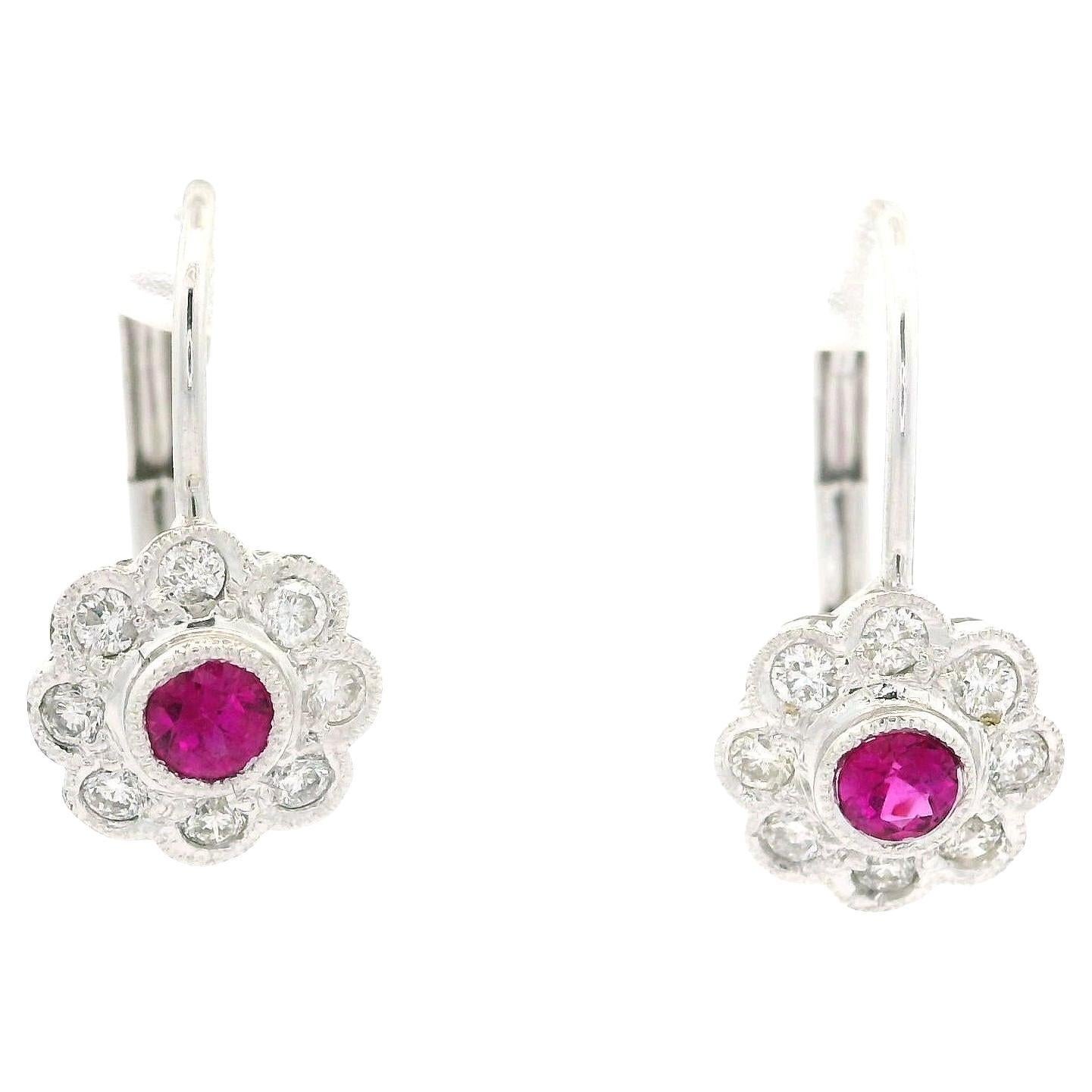 Orecchino a goccia a fiore Petite in oro bianco massiccio con castone di rubini e diamanti incastonati