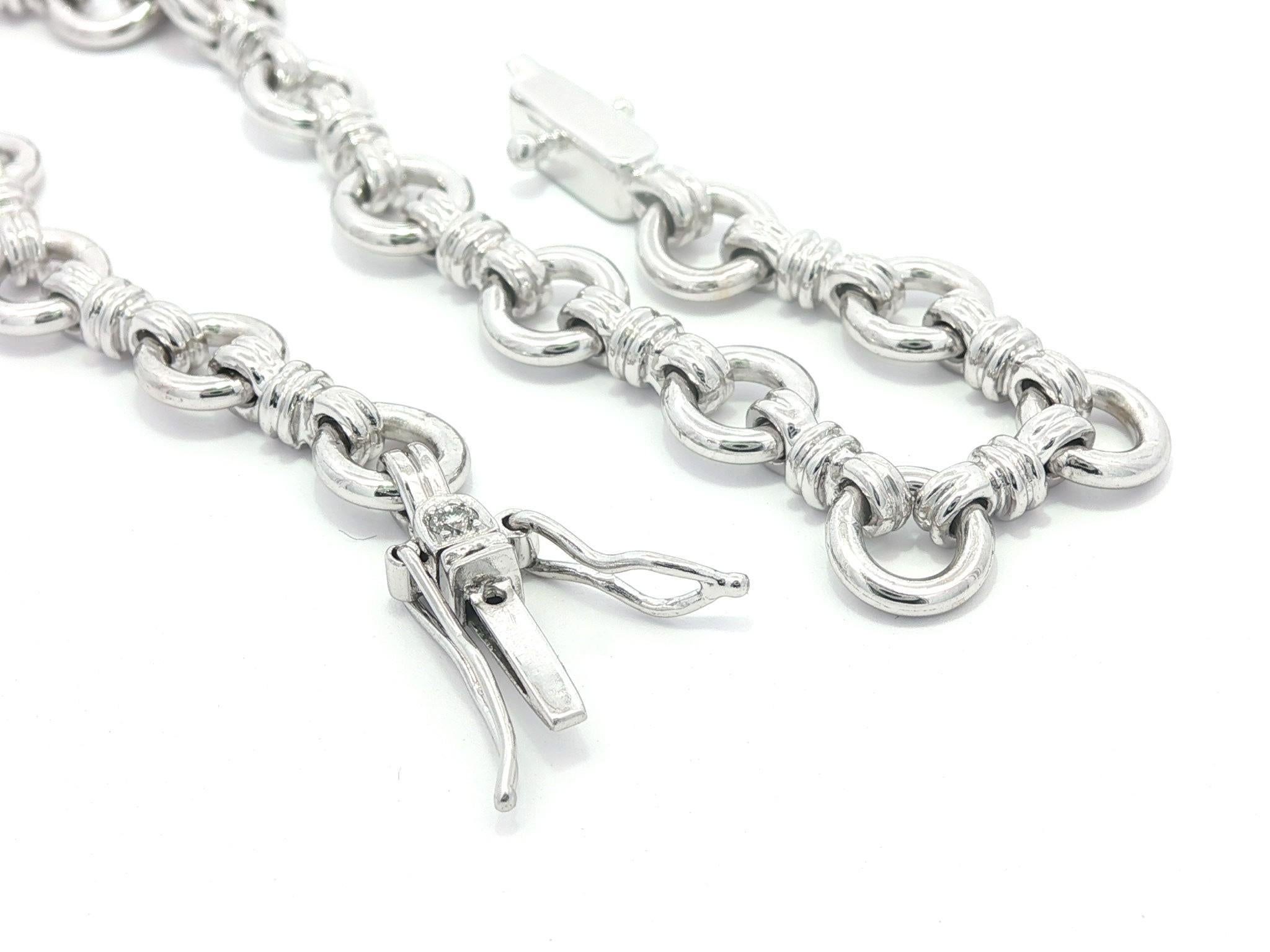 Taglio brillante Solid White Gold Open Round Link Charm Bracelet w/ Diamond Accent Push Clasp in vendita
