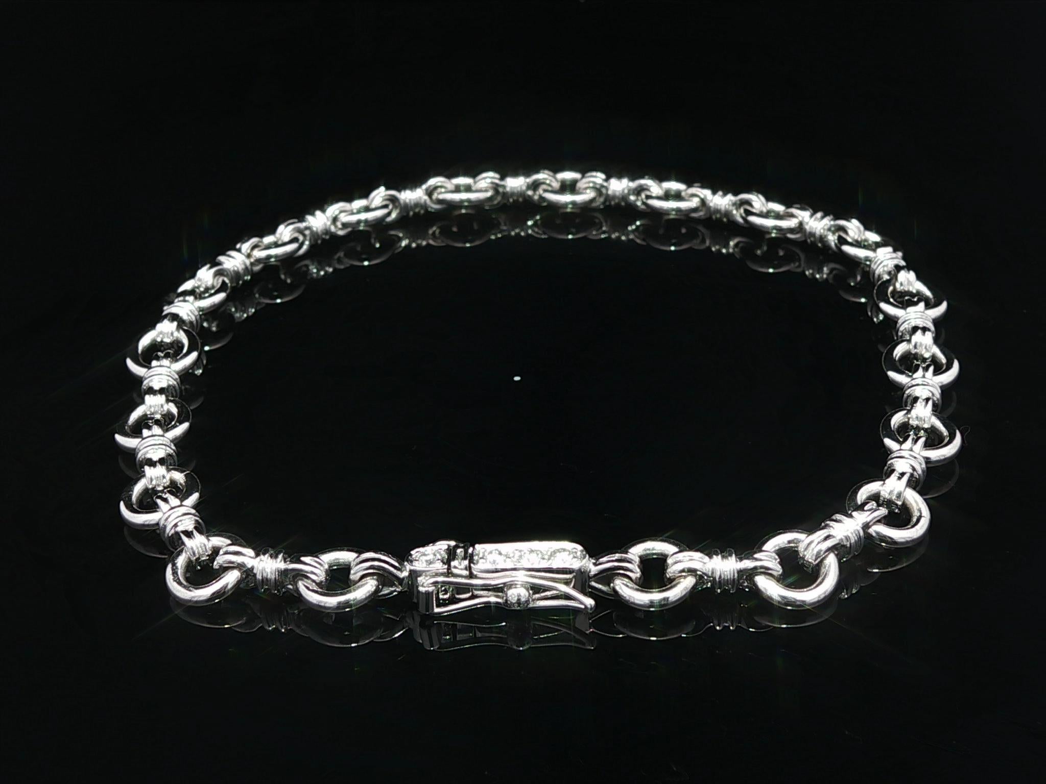Solid White Gold Open Round Link Charm Bracelet w/ Diamond Accent Push Clasp in vendita 1