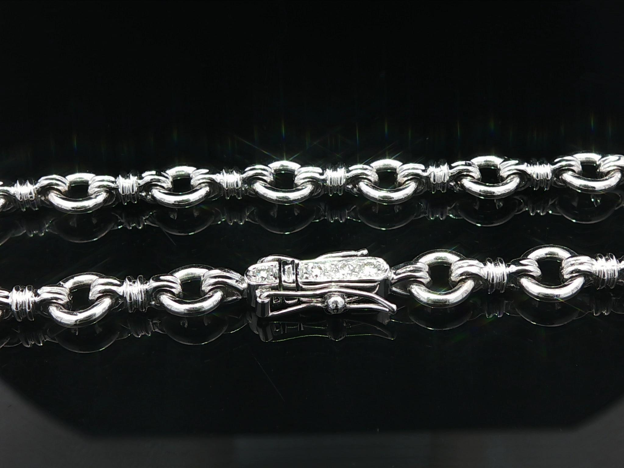 Solid White Gold Open Round Link Charm Bracelet w/ Diamond Accent Push Clasp in vendita 2