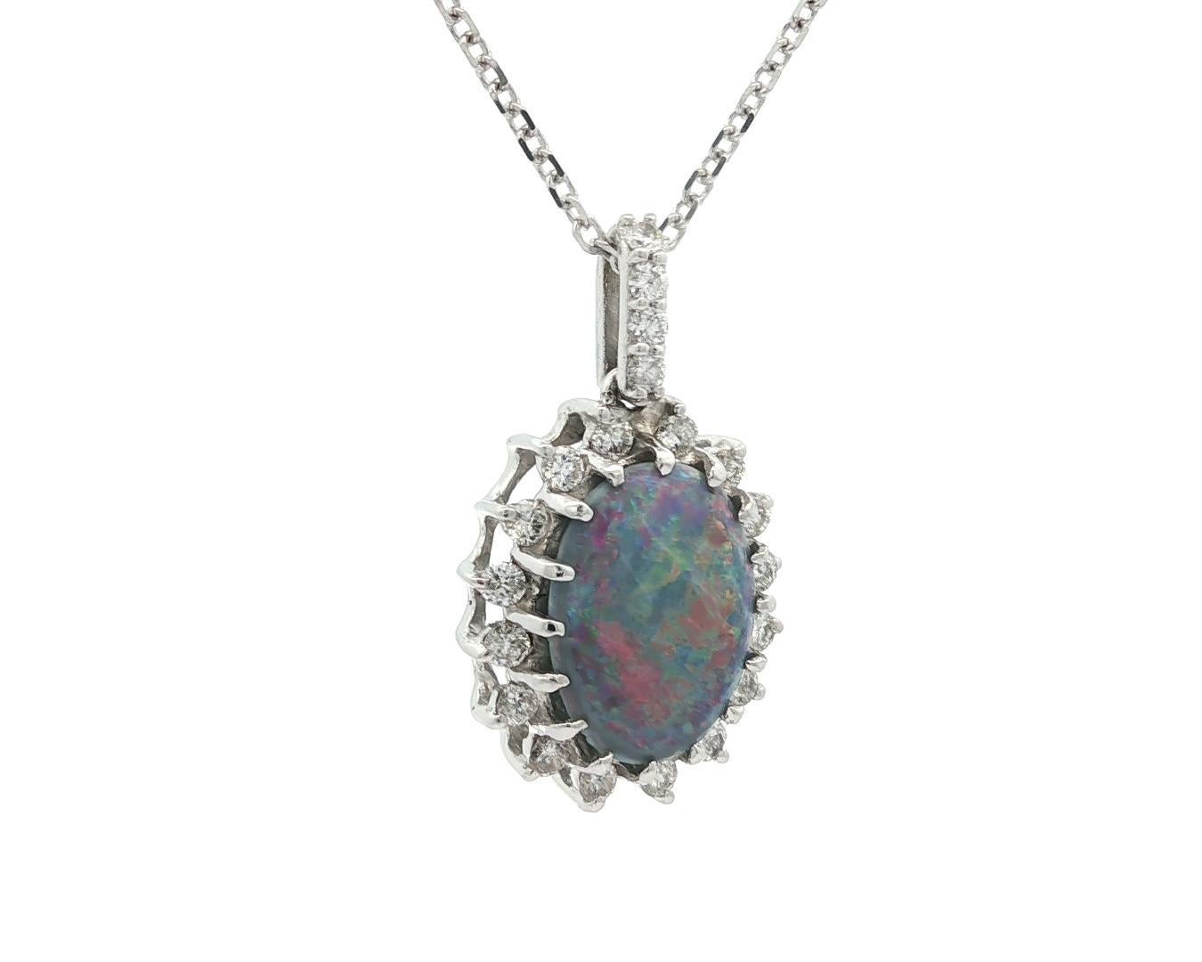 Collier en or blanc massif avec pendentif opale ovale et halo de diamants et chaîne à maillons en câble en vente 5