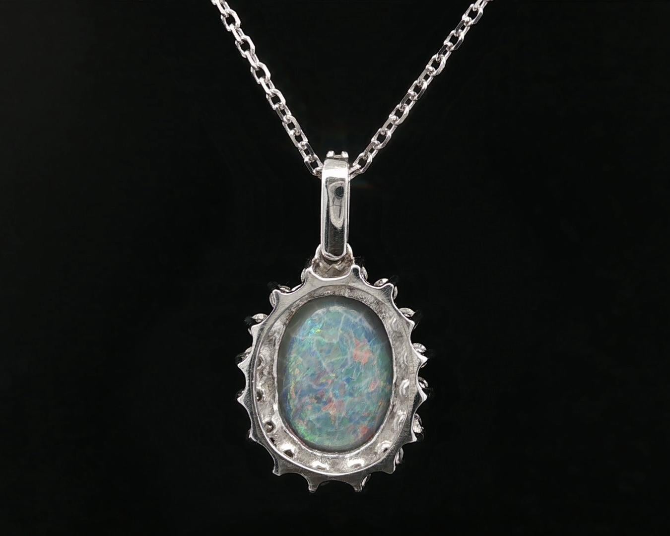 Taille cabochon Collier en or blanc massif avec pendentif opale ovale et halo de diamants et chaîne à maillons en câble en vente