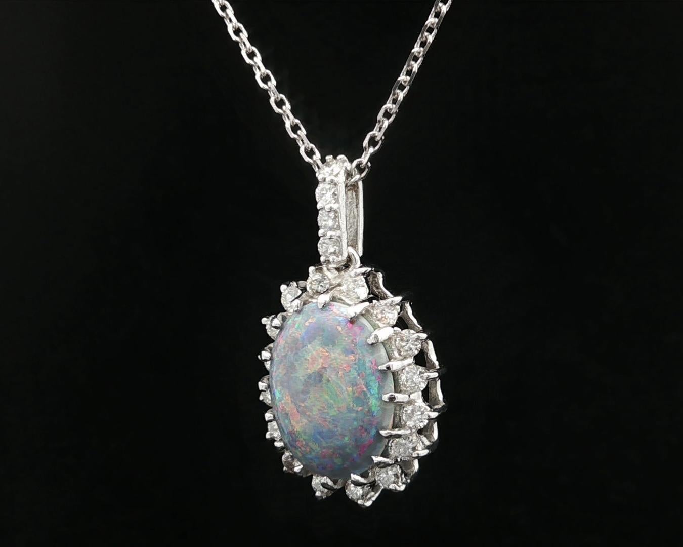 Collier en or blanc massif avec pendentif opale ovale et halo de diamants et chaîne à maillons en câble Excellent état - En vente à Montclair, NJ