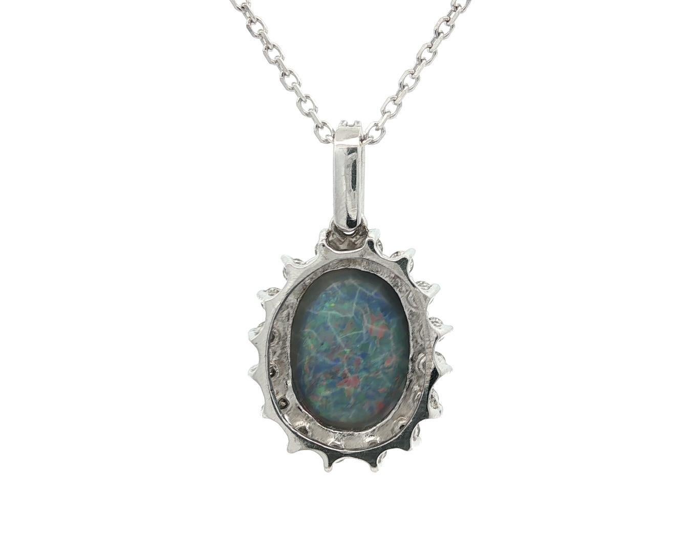 Collier en or blanc massif avec pendentif opale ovale et halo de diamants et chaîne à maillons en câble Pour femmes en vente
