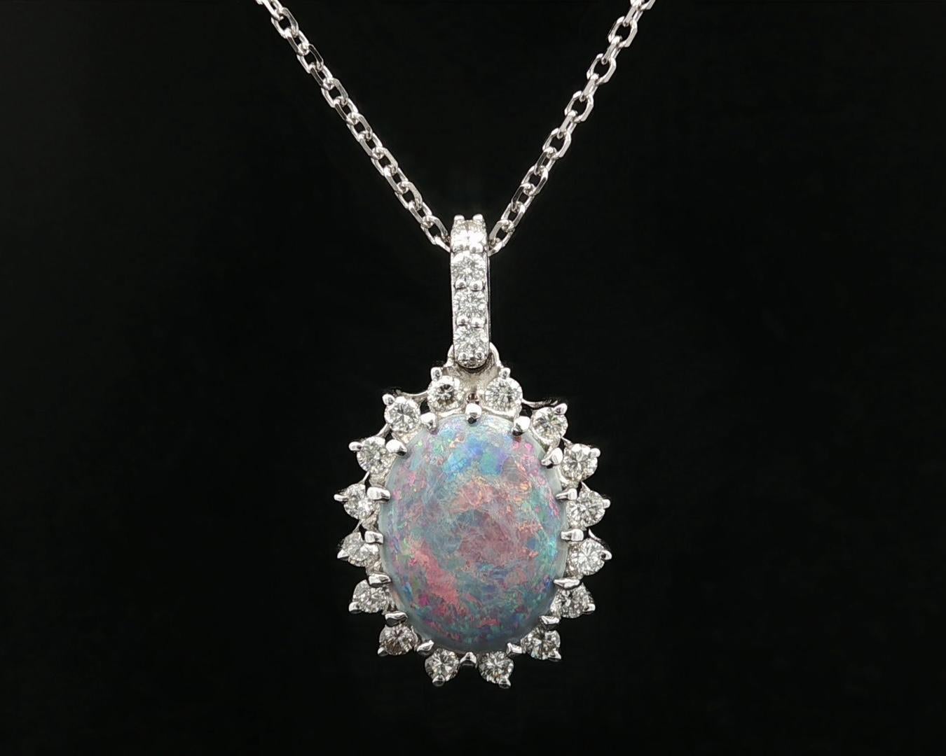 Collier en or blanc massif avec pendentif opale ovale et halo de diamants et chaîne à maillons en câble en vente 1