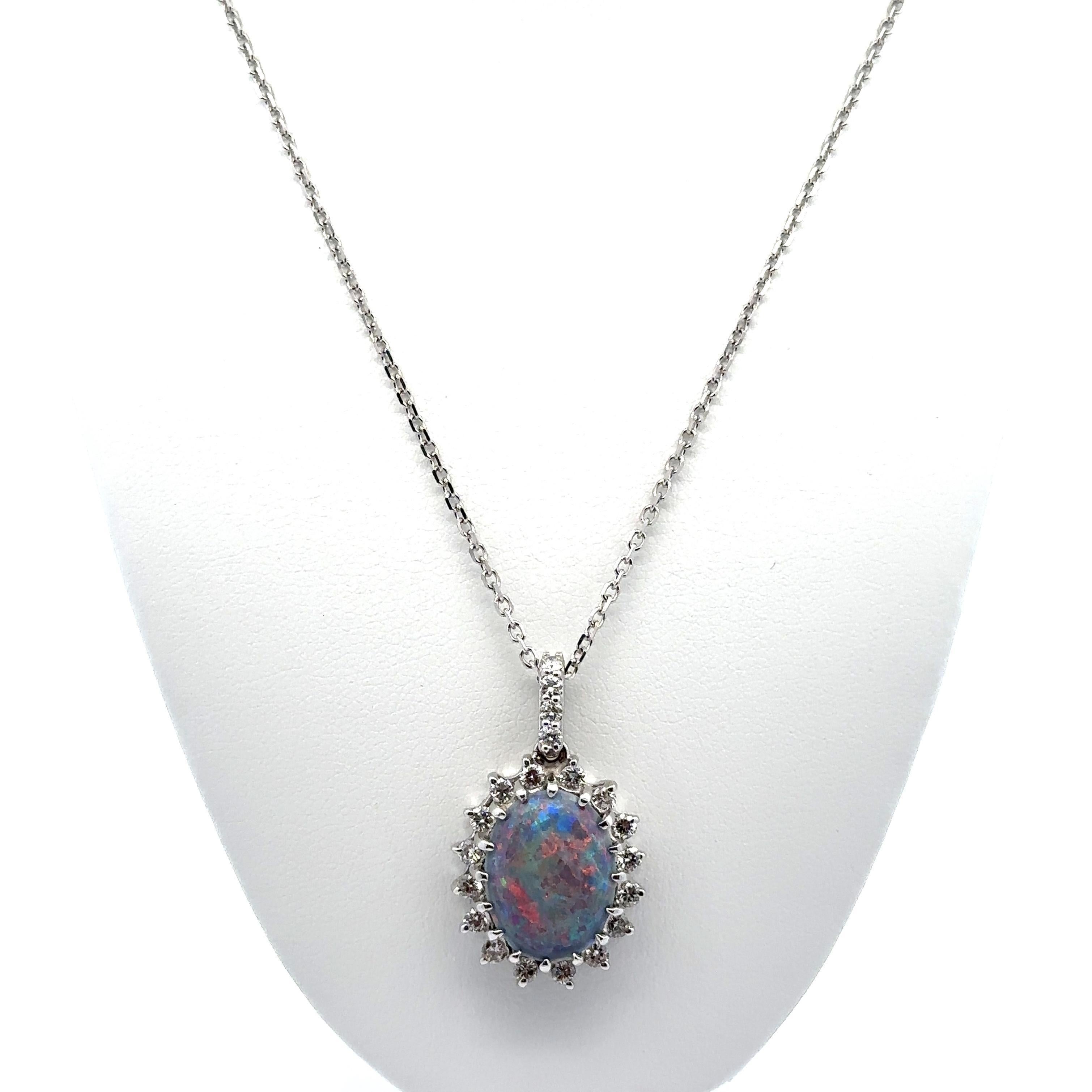 Collier en or blanc massif avec pendentif opale ovale et halo de diamants et chaîne à maillons en câble en vente 2