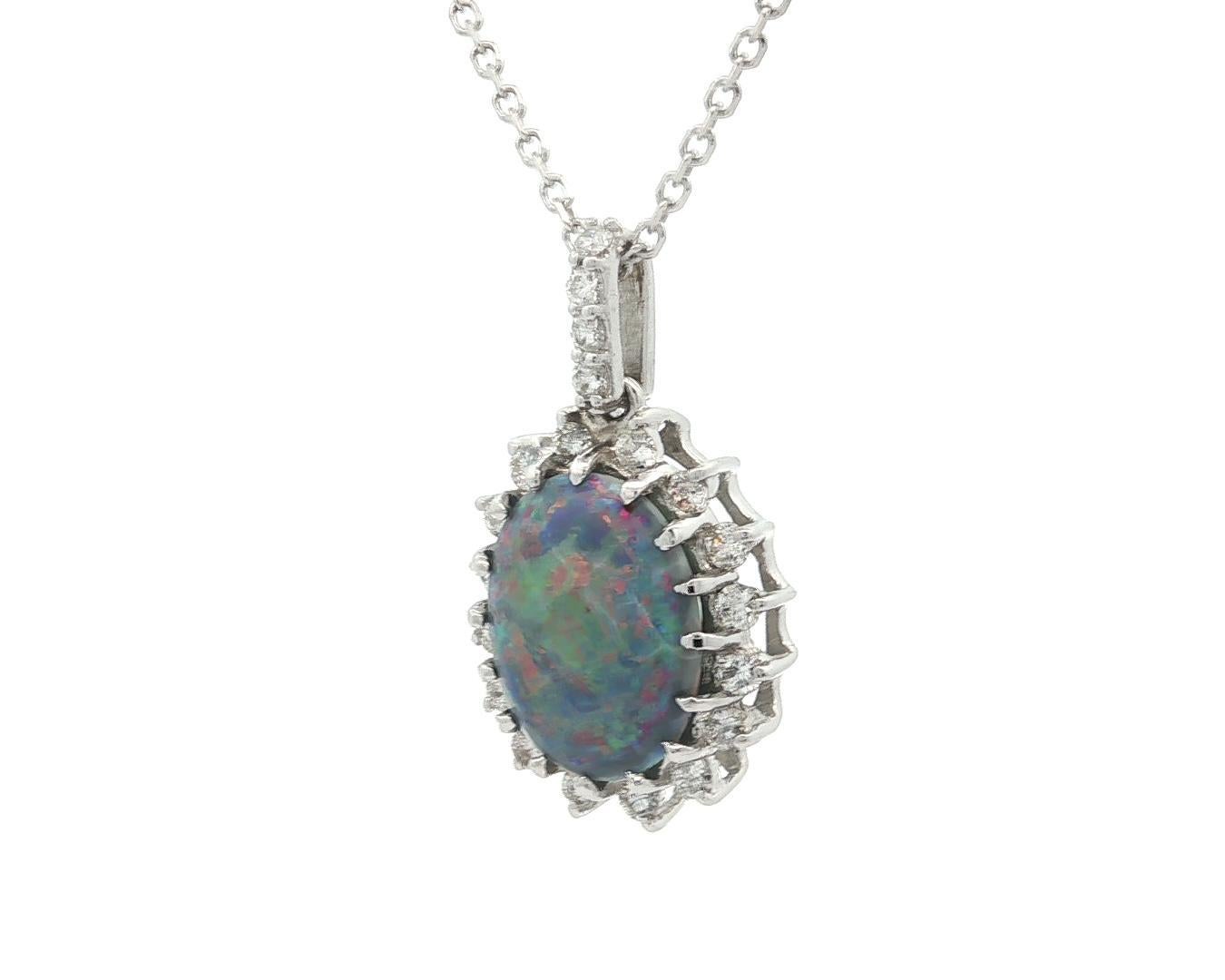 Collier en or blanc massif avec pendentif opale ovale et halo de diamants et chaîne à maillons en câble en vente 4
