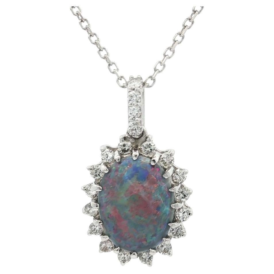 Collier en or blanc massif avec pendentif opale ovale et halo de diamants et chaîne à maillons en câble
